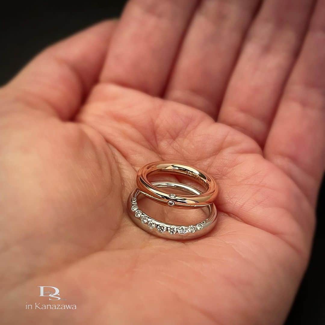 Danke schön ダンケ 金沢 結婚指輪 鍛造さんのインスタグラム写真 - (Danke schön ダンケ 金沢 結婚指輪 鍛造Instagram)「・ ・ ハイ🙌🏻 今日のバウアーさんは コレにします。 ・ ・ 先日も書いてましたが 「鍛流線」がある地金を削り出しながらの 『鍛造製法』の指輪作りは ・ ・ 『耐久性』をKeepするのは 勿論の事ですが ・ ・ Dia留めの時にも 本領発揮🤭 ・ ・ 派手さは無いですが 『爪無し』で留める事が可能 ・ ・ なにも無い事をシンプルと 言う人が居ますが ・ ・ その「なにも無い」状態で本当に 心踊り…これからの生涯心満たされて 身につけ続けられますか？ ・ ・ 爪留めでは無い Diaセッティングを ・ ・ 人によっては 「シンプル」って言う人だって いらっしゃいます🤭 ・ ・ この仕事をしていて特に感じるのが 『シンプル』と言う表現ほど 曖昧な表現はないのでは？と思うです。 ・ ・ いつもお伝えしている 自分にとってシンプルはどうだったら 『シンプル』なんだろうね？って考えた事ありますか？ ・ ・ 是非！自分の気持ちを中心に置いて 「生涯共に…の指輪」を選び抜いてみませんか？ ・ ・ 『自分軸』で選ぶと『他人軸』で選ぶ では選ぶモノが変わる。 ・ ・ 『他人軸』で選んだ人ほど 数年後・数十年後に後悔する⁈のでは？ ・ ・ 『自分軸』で選び抜いた人ほど 数年・数十年経っても大満足🙌🏻 ・ ・ さぁ！みなさん‼︎ 毎日身につけていると いろんな場面で視野に入ってくる『指輪』 今の選び方で大丈夫ですか？ ・ ・ ・ ・　 【鍛造削り出し】 🇩🇪クリスチャンバウアー 専門店 ・ ・ ワンランク上をいくノウハウの クリスチャンバウアーの選び方なら 『Danke schön 』 ・ ・ ・ —— 𝐃𝐚𝐧𝐤𝐞——— ▪︎ Instagramプロフィール 🔜 @danke2005  —————————————————————𝐒𝐜𝐡⍥𝐧——— ・ ・ #クリスチャンバウアー金沢 #鍛造指輪 #鍛造リング #結婚指輪 #結婚指輪オーダー #切削加工 #結婚指輪探し #結婚指輪選び #指輪探し #指輪選び #マリッジリング #結婚指輪金沢 #金沢結婚指輪 #セカンドリング #結婚指輪買い替え #地金屋鍛造 #ブライダルリング #結婚記念日 #ベビーリング #ドイツリング #自分へのご褒美   ------------------------------------------✈︎ ---------  鍛造削り出し 🇩🇪クリスチャンバウアー 専門店 『𝐃𝐚𝐧𝐤𝐞 𝐬𝐜𝐡⍥𝐧』 ・ • 営業時間 am11:00〜pm9:00 • 定休日 : 木曜日 • 駐車場 : 店舗前OK • ご予約 : 優先 ・ ・ ——𝐃𝐚𝐧𝐤𝐞——————————————— ▪︎トップページ 🔜 @danke2005 ———————————————————-𝐒𝐜𝐡⍥𝐧—————」4月29日 10時02分 - danke2005