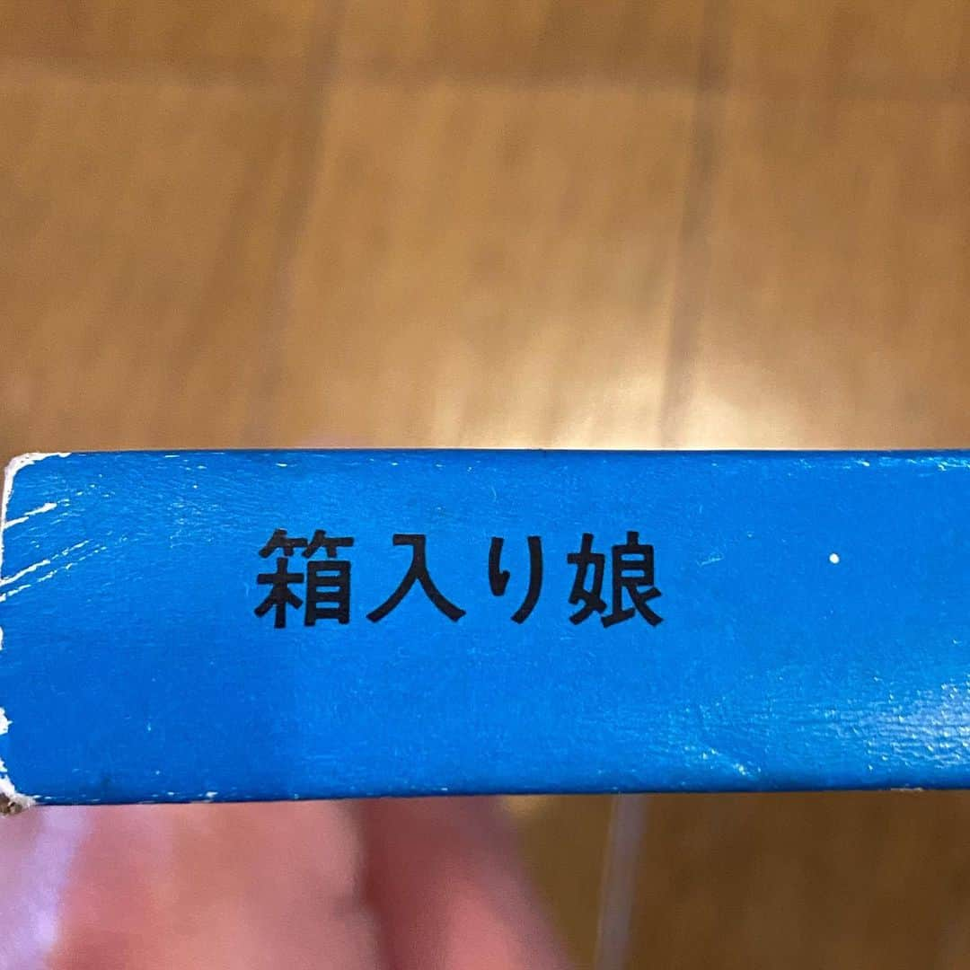 KEN KAGAMIさんのインスタグラム写真 - (KEN KAGAMIInstagram)「@yutakaji_ 君に誕生日プレゼントで頂いたゲーム 「箱入り娘」 駒をずらして娘を外に出すゲームみたいです。 見た目が超かっこいい。 相当昔に発売してたやつみたい。」4月29日 10時06分 - kenkagami