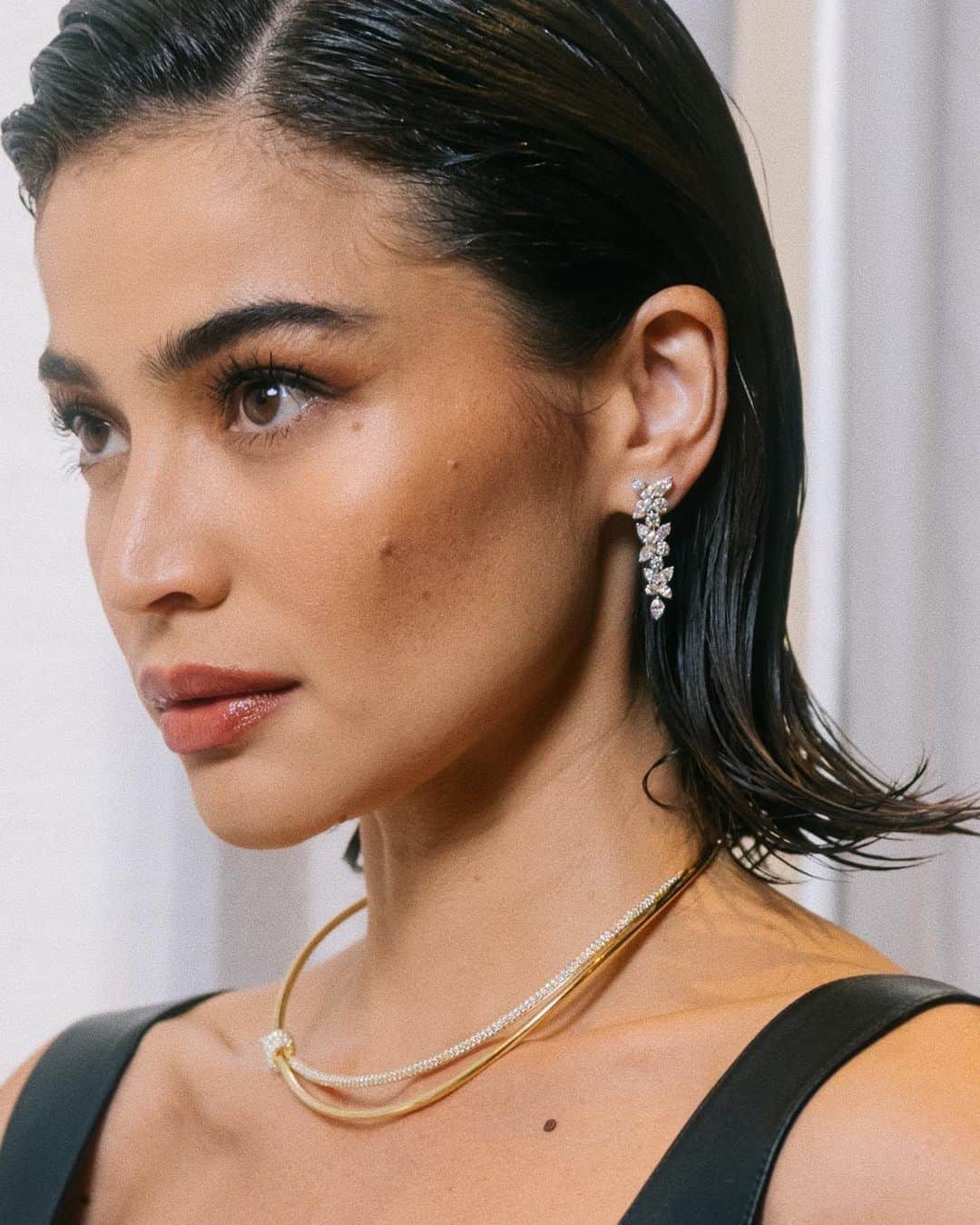 アン・カーティスのインスタグラム：「bejeweled in @tiffanyandco ✨ Had the most amazing time last night with the Tiffany & Co. fam 💎 what an experience!!   Absolutely love my dress @maisonalaia 🖤  📷: @ofbecomingus @alitheacastillo   #tiffanyandco #tiffanypartner #thetiffanylandmark」