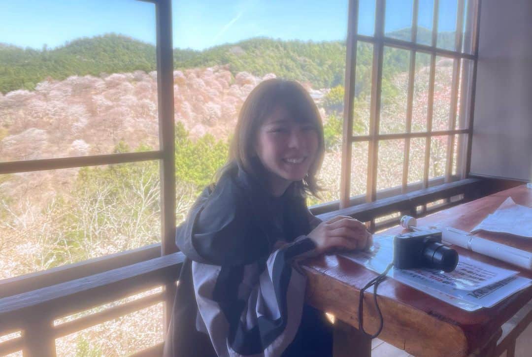 あやつるぽんさんのインスタグラム写真 - (あやつるぽんInstagram)「.'..☕️🌸 , . . 日本一の桜と言われる奈良県吉野山へ 一目千本桜みにいった とてつもなく綺麗でこの景色見ながらならどこまでも山登れる 休憩しながらとても楽しい過ごし方できた 途中で見つけた KR Kaffee目の前一面の桜が見られて コーヒーが飲める最高の場所でした 価格も300円からでリーズナブルでした 癒される空間 . 📍〒639-3115 奈良県吉野郡吉野町吉野山９５３ 近鉄吉野線吉野駅より徒歩30分 吉野ロープウェイ吉野山駅より徒歩15分 バスの場合は中千本公園より徒歩5分  🕛10:00-16:00 定休日　火曜 . . #カフェ #奈良県カフェ #吉野山の桜 #吉野山千本桜 #吉野山カフェ #吉野山 #吉野山グルメ」4月29日 10時16分 - ayatsurupon