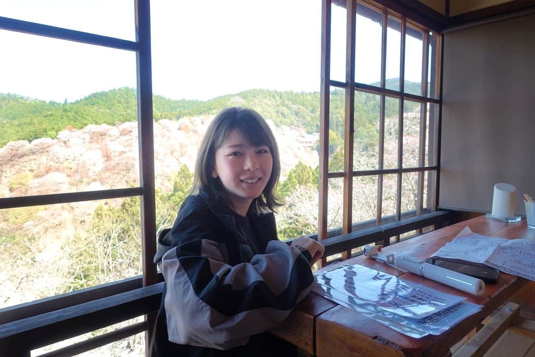 あやつるぽんのインスタグラム：「.'..☕️🌸 , . . 日本一の桜と言われる奈良県吉野山へ 一目千本桜みにいった とてつもなく綺麗でこの景色見ながらならどこまでも山登れる 休憩しながらとても楽しい過ごし方できた 途中で見つけた KR Kaffee目の前一面の桜が見られて コーヒーが飲める最高の場所でした 価格も300円からでリーズナブルでした 癒される空間 . 📍〒639-3115 奈良県吉野郡吉野町吉野山９５３ 近鉄吉野線吉野駅より徒歩30分 吉野ロープウェイ吉野山駅より徒歩15分 バスの場合は中千本公園より徒歩5分  🕛10:00-16:00 定休日　火曜 . . #カフェ #奈良県カフェ #吉野山の桜 #吉野山千本桜 #吉野山カフェ #吉野山 #吉野山グルメ」