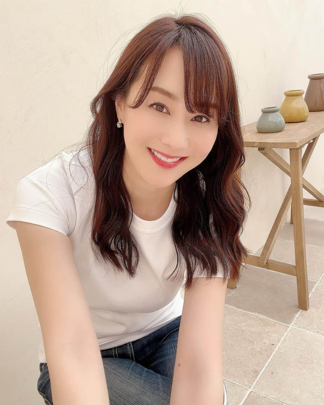 村上麻衣のインスタグラム：「Tops @uniqlo_jp   このユニクロUのクルーネックTシャツ、大好きすぎて2着目です🤍  1500円なのに形キレイで生地もしっかりしてて、最高。  この日は撮影で、ヘアメイクさんに綺麗な巻き髪にしていただきました。  . . GWスタートですね！ 昨日は終日お出かけして遊んだので、今日はのんびりお家をお片付けです。 あっジムに行かなきゃ💪 週一と決めたジム。あっという間に1週間経ってしまう〜  皆様はGW何をされますか？  #uniqlo #uniqloコーデ #ユニクロ #ユニクロコーデ」