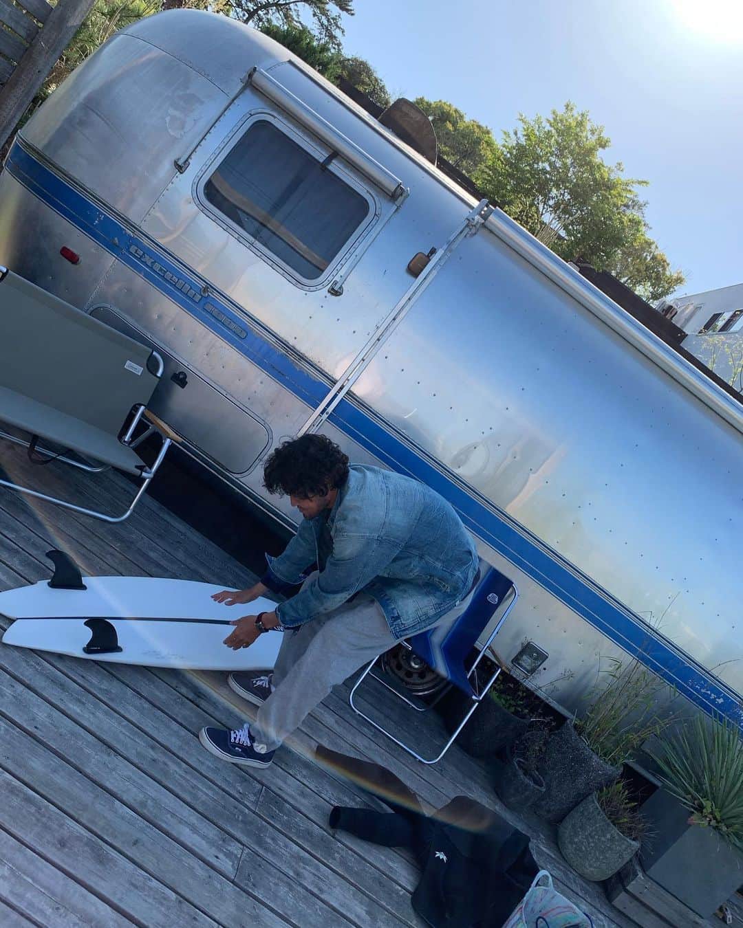 三浦理志のインスタグラム：「撮影終わりにサーフィンして、旨い飯と旨い酒！ 〆は @thesurfsidecampers で焼酎と @lawcandle の香りと炎に癒されて〜....。  ありがとう！ #surf #surfboard #thesurfsidecampers #lawcandle #thanks」