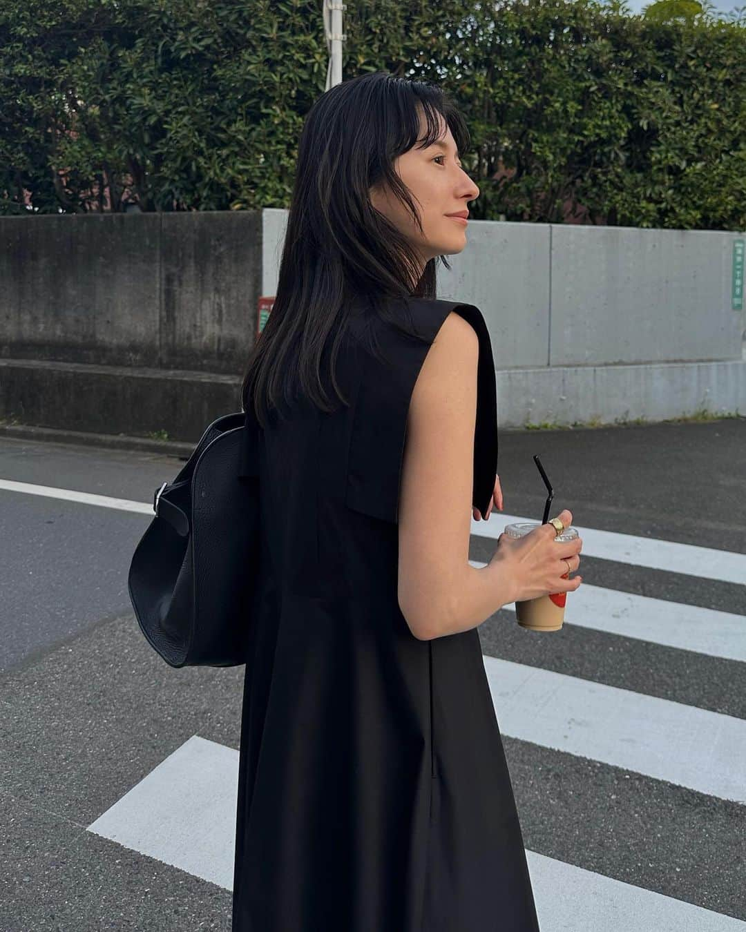 松本恵奈さんのインスタグラム写真 - (松本恵奈Instagram)「昨日のoff shot♡もうすぐ発売のスクエアワンピース。 シンプルだけど一枚着るだけでとても可愛い私好みなワンピースです♡ 真夏は週2くらいで着てるのがすでに想像できるくらい、飽きずに長く使って頂けるアイテムなので是非お楽しみに！ 軽くてシワにもなりづらく、丈もいつもより少し短めに作っているところもポイントです⚪️  #clane #新作 #もうすぐ発売 #買いました #お気に入り」4月29日 10時10分 - ena1123