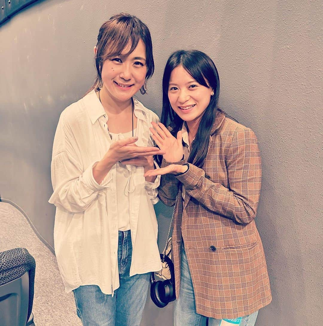 中嶋ユキノさんのインスタグラム写真 - (中嶋ユキノInstagram)「・ ＼ 📸東京公演思い出PHOTO📸 ／  「なんでなの！？」ミュージックビデオに出演して下さった、 #荒木双葉 ちゃん💃🏻🕺🏻  双葉ちゃんの前に、 なんでなの！？の振り付けを覚えて踊ってくれていた方がいたみたいで、 「踊ってくれてました！」と、 とても可愛い笑顔で話してくれました😌✨  美味しいお団子🍡を差し入れして下さって、 疲れた身体に、めちゃくちゃ染み渡ったのでした😌🍡  ありがとうだよ🥹‼️  #中嶋ユキノ #シンガーソングライタ#nakajimayukino #singersongwriter #acoustic #新しい空の下で #アコ旅 #ツアー #アコースティックツアー #🍡 #love #だんご3兄弟 #なんでなの」4月29日 10時11分 - nakajima_yukino