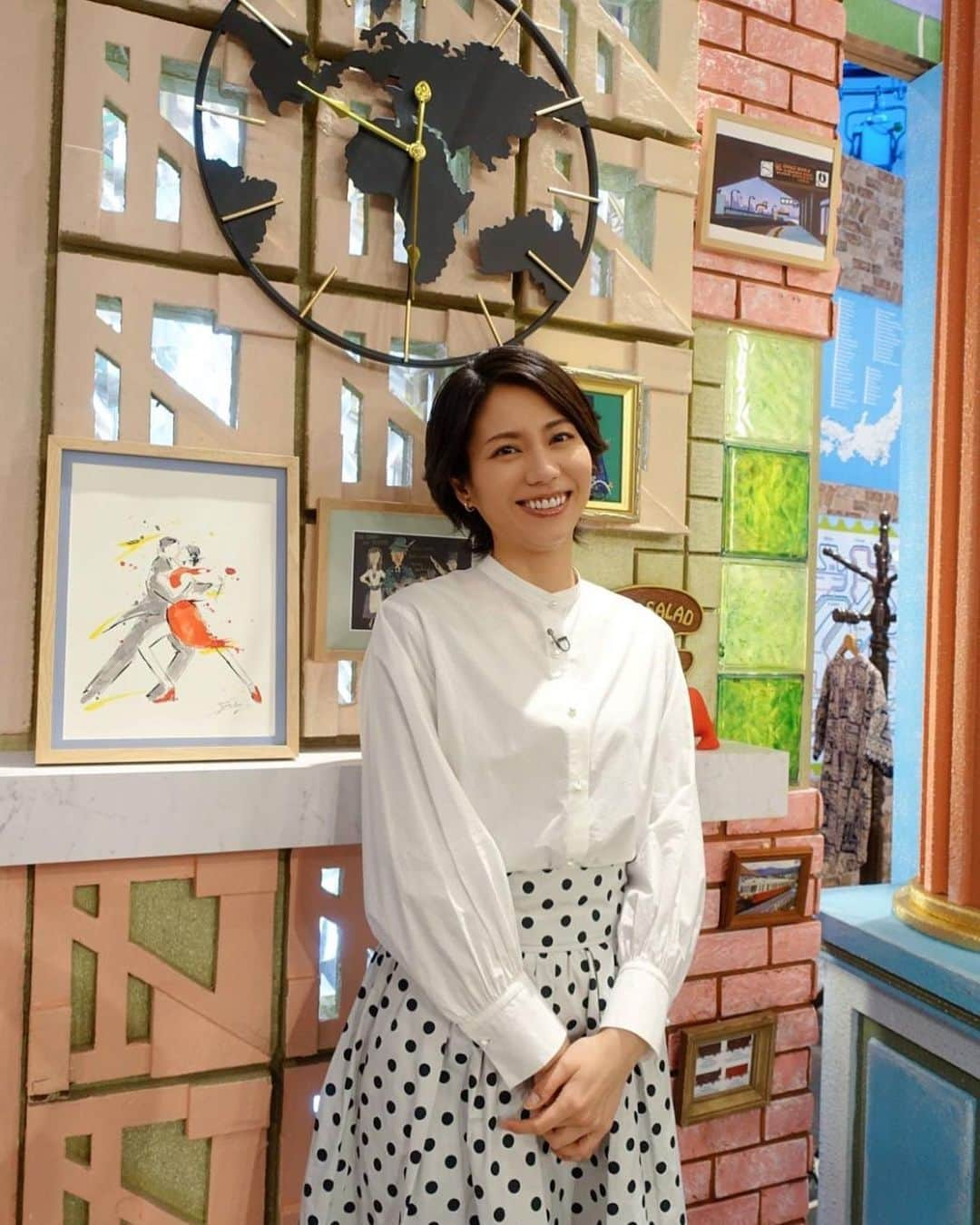 松下奈緒さんのインスタグラム写真 - (松下奈緒Instagram)「皆さんこんにちは！  本日も旅サラダ無事に終了しました🎵  旅サラダファミリーになって早いもので１ヶ月が過ぎ、徐々に緊張もほぐれてきました！  皆さんの旅を観ていると、行きたいところが増えてしまってどうしましょう(笑)  来週も是非、ご覧下さい😊 そして、楽しいGWをお過ごしください！  #旅サラダ #松下奈緒  <衣装>  ブラウス、スカート#LaboutiqueBonBon イヤリング#jouete」4月29日 10時17分 - matsushita_nao_official