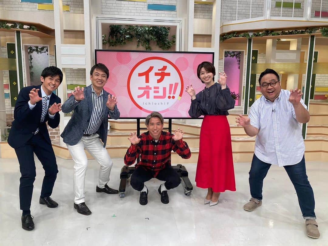 のインスタグラム：「おとといイチオシ‼︎にご出演してくれた浅野選手との一枚！  このあとゴラッソ&勝利期待してます！💪  #HTB #イチオシ‼︎ #浅野雄也選手 #ジャガーポーズ乗っとりますと番組内で宣言してしてくれました😆 #四方田監督もどうぞよろしくお願いします」