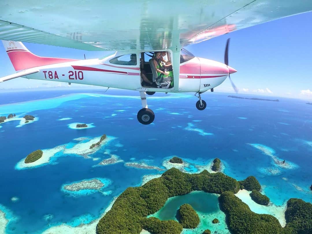 アリサ・ラモスのインスタグラム：「Welcome to PALAU 🇵🇼 My 127th country and also one of my current bucketlist’s top destinations due to these cool gum drop looking islands and it’s high ranking for best marine life views in the world!  Most people either haven’t heard of this tiny county in the Pacific, or have heard of it bc of IG, or bc they’re avid divers.  I definitely only knew about the cool islands and jellyfish lake, but realized a lot more when I got there!  Palau is in fact very tiny. In fact I ran into the same people every day. It is also very expensive! Even with being hosted for 4 nights, it still ended up being $2k+ and that’s including flights from Manila which were “affordable”.   Next I realized (since I didn’t get taught this in school) it was a major WWII war zone with USA vs Japan. Tens of thousands of soldiers died on the even tinier island of Peleliu, and it saddened me that I never even knew about it until now. Also makes me continue to question shady things that the govs do on tiny remote islands…. ✈️👀  Anyway, lots of awesome Palau content and info coming soon! Including the only tour companies that were actual running and responsive!  This pic is the scenic flight with Smile Air, it was about $200 and they included this cool photo that the pilot took with a camera mounted on the wing and his remote on his phone in the cockpit next to me 🙌  Oh and spoiler alert: all the jellyfish in the lake are gone.  Have you heard of Palau?  #palau #bestislands #peleliu #bluecorner #mylifesatravelmovie #travelblogger #solofemaletravel #solotravel #bucketlist」