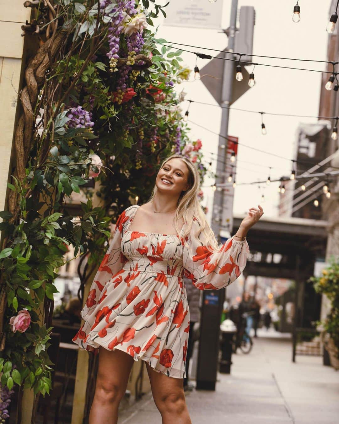 イスクラ・ローレンスさんのインスタグラム写真 - (イスクラ・ローレンスInstagram)「Spring in NY 🌹  Shooting @hutch_design with @madisonlanephoto   Makeup by @veronicagaona   Thank you @ebeggins for a wonderful day love working with you🥰  . . . . #midsize #midsizestyle #midsizefashion #fordmodels #nyc #springfashion #springoutfit #springstyle #springdress」4月29日 10時38分 - iskra