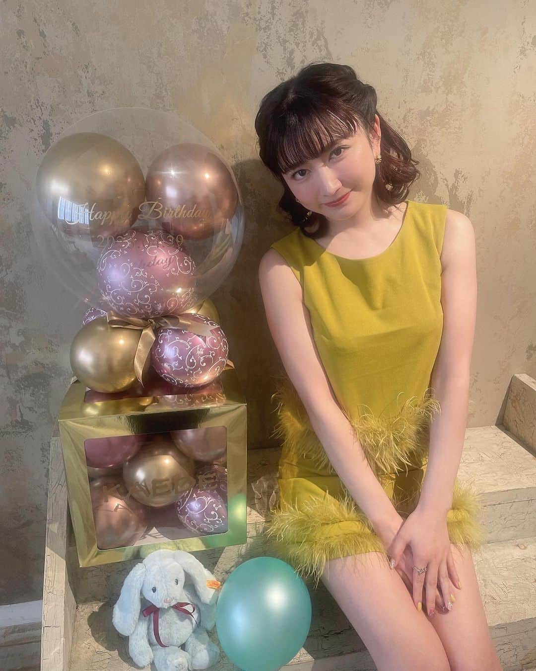 清水楓のインスタグラム：「おはよん🌞 37歳になりました〜🫧🫧🫧 ゆめちゃんからバルーン🎈が届いたよ🫰🏼🫰🏼🫰🏼🫰🏼🫰🏼🫰🏼🫰🏼 好きしか無い😡🫶🏻📣  💄ヘアメイクは、しゃおりさん🥳  一日よろしくお願いします🌝💫🌝」