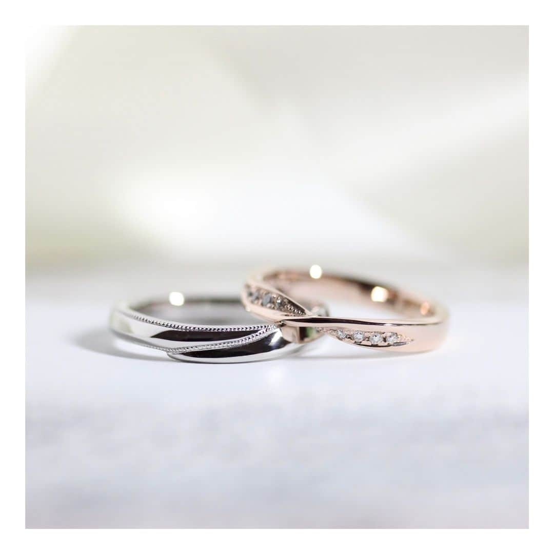 ith / イズ オーダメイド結婚指輪さんのインスタグラム写真 - (ith / イズ オーダメイド結婚指輪Instagram)「着け心地の良いカーブと、指を綺麗に見せてくれるツイスト。お気に入りのデザインをベースに、お二人好みのアレンジで結婚指輪をお仕立てしました。  男性は繊細なミルグレインの装飾、女性はピンクゴールドの地金で程よくアンティークな雰囲気に。  さりげなくクラシカルな統一感を持たせています。  ▽ 指輪について 結婚指輪(男性)：フォルテ Pt950：117,000円〜  結婚指輪(女性)：メビウス ウーノ K18PG：135,000円〜  ***** ith公式アカウント情報 *****  【WEB🔗】 @ith_marriage TOPへ 　☞ プロフィールURLをタップ  【ハッシュタグ🕊】 #イズマリッジ  *********************************  【 #鍛造リング 🔨】 #シャンパンゴールド も選べる 職人の手で鍛え上げた高密度のお仕立て  【 #ライフスタイルジュエリー 】 さりげなく毎日を彩るジュエリー ith ECストア ☞  @ith_jewelry   #結婚指輪 #マリッジリング  #色違い #ミル打ち #カスタマイズ #オーダーメイド #オーダーメイドリング  #結婚指輪探し #結婚指輪選び #結婚指輪オーダー #手仕事 #指輪選び #指輪探し #婚約 #プレ花嫁 #プロポーズ #結婚準備 #プレ花嫁 #花嫁準備 #ピンクゴールド  #ダイヤモンド #2023夏婚 #2023秋婚 #2023冬婚  #2024春婚 #福岡花嫁  お問い合わせコード：22956」4月29日 10時50分 - ith_marriage