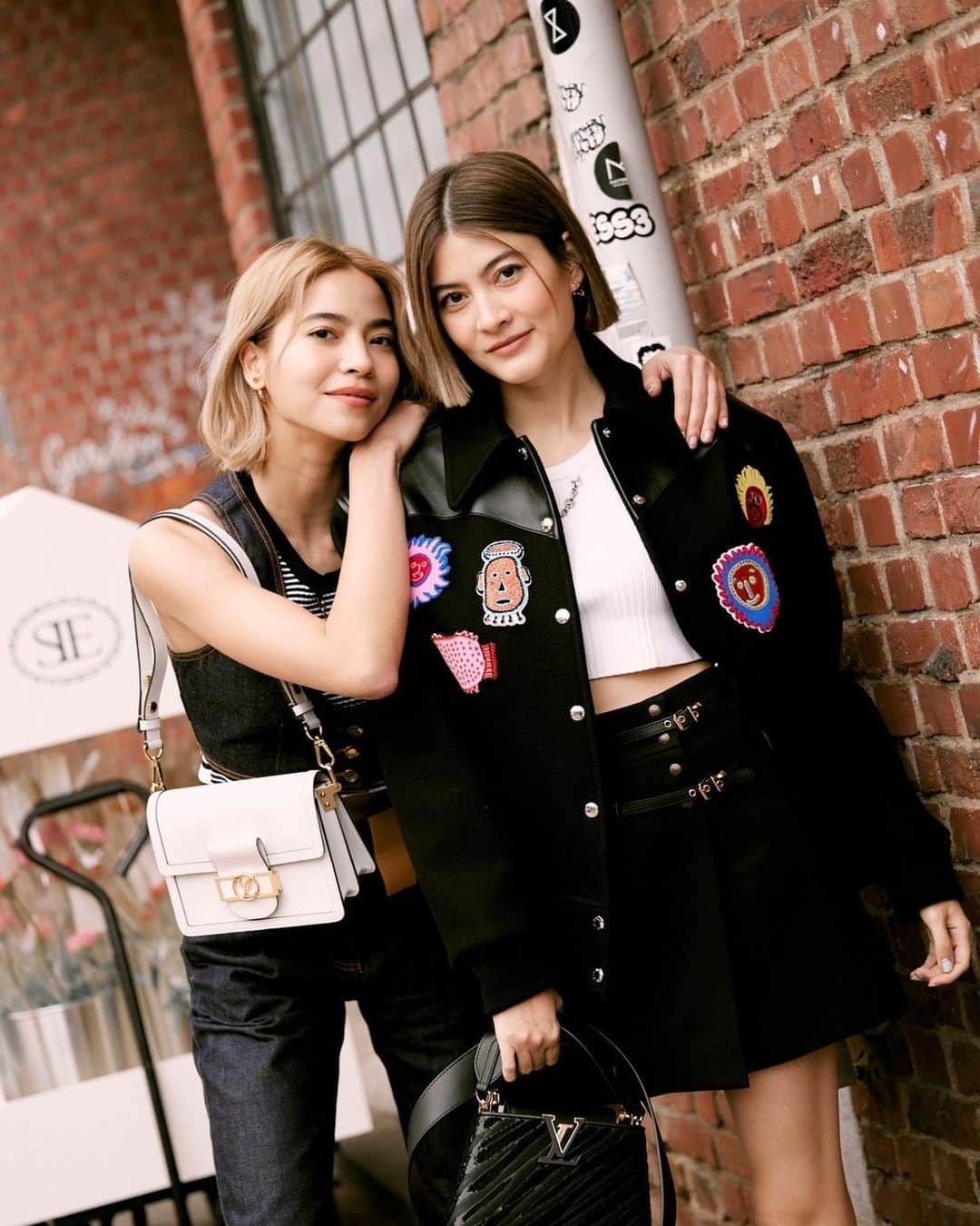マギー・ラースリー・バーレンシエガーのインスタグラム：「A quick cafe snap before tonight’s show  @louisvuitton」