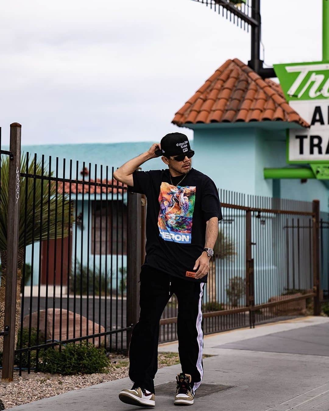 SONNYのインスタグラム：「just strolling through downtown…  📸 @mujo.photo.portrait  👕👖 @heronpreston   #lasvegas #downtownlasvegas #ラスベガス #ラスベガス生活」