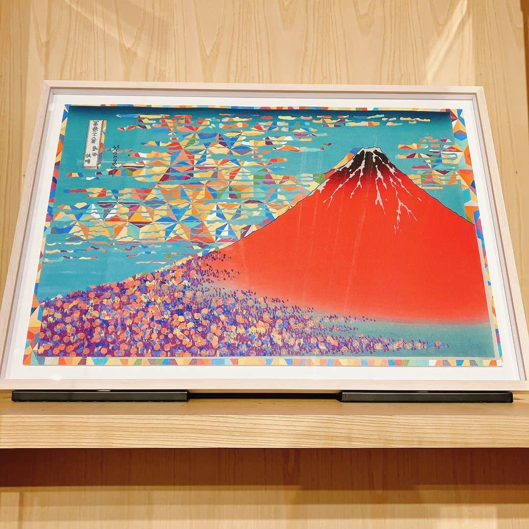 銀座 蔦屋書店さんのインスタグラム写真 - (銀座 蔦屋書店Instagram)「【展示】ENLIGHTENMENT“NEO HOKUSAI”  クリエイティブユニットENLIGHTENMENTによる“NEO HOKUSAI”浮世絵シリーズの展示をインフォメーションカウンター前にて4月29日（土）〜5月26日（金）の期間に開催いたします。   葛飾北斎（1760年〜1849年）は、もっとも世界で知られた日本のアーティストの一人です。 浮世絵師である北斎は、およそ70年にもわたって多彩な作品を描き続けました。 その大胆な構図や明るい色彩は、ビンセント・ヴァン・ゴッホをはじめ、音楽家のクロード・ドビュッシーなど、ヨーロッパの多くのアーティスト影響を与えました。 そして今も世界的に高い評価を得ています。   今回、我々エンライトメント(1997～）は、浮世絵という江戸時代に刷られた木版画に、コンピューターで作られたサイケデリックな表現をグラフィック融合させ、「NEO HOKUSAI」を誕生させました。 新しい解釈の北斎を是非お楽しみ下さい。    ▼アーティストプロフィール Enlightenment (エンライトメント)  1997年、ヒロ杉山が中心となり結成。 ヒロ杉山（ @hiro_sugiyama_enlightenment ）、 峯山裕太郎（ @mineyama_yutaro ）、 加藤崇亮（ @tka_ki ）からなるクリエイティブユニット。 ファインアートの世界で国内外の展覧会で作品を発表する一方、フリーペーパーやアートブックの出版、展覧会のキュレーションなども行い、グラフィックデザイン、広告など幅広いジャンルで独創的な作品を発表しつづけている。   葛飾 北斎 (かつしか ほくさい) 江戸時代後期の浮世絵師。 化政文化を代表する一人。 代表作に『冨嶽三十六景』や『北斎漫画』があり、世界的にも著名な画家である。    ▼販売について 銀座 蔦屋書店店頭・アートのオンラインマーケットプレイス「OIL by 美術⼿帖」にて、4月29日(土)から販売いたします。   ＼オンラインストアで購入する／ https://oil.bijutsutecho.com/artist/2631 2023年4月29日(土)10:30～販売開始  会期 2023年4月29日(土) - 2023年5月26日(金)※終了日は変更になる場合があります。  時間 当店Webサイトをご確認ください。  場所 銀座蔦屋書店　インフォメーションカウンター前  主催 銀座 蔦屋書店  問い合わせ先 03-3575-7755  ▶詳細はこちら https://store.tsite.jp/ginza/event/art/33138-1021130421.html  #ENLIGHTENMENT #NEOHOKUSAI #HOKUSAI #浮世絵 #北斎 #ヒロ杉山 #峯山裕太郎 #加藤崇亮 #葛飾北斎 #gsix #ginzasix #銀座 #蔦屋書店 #ginza #銀座蔦屋書店 #ginzatsutayabooks #tsutayabooks」4月29日 11時02分 - ginza_tsutayabooks