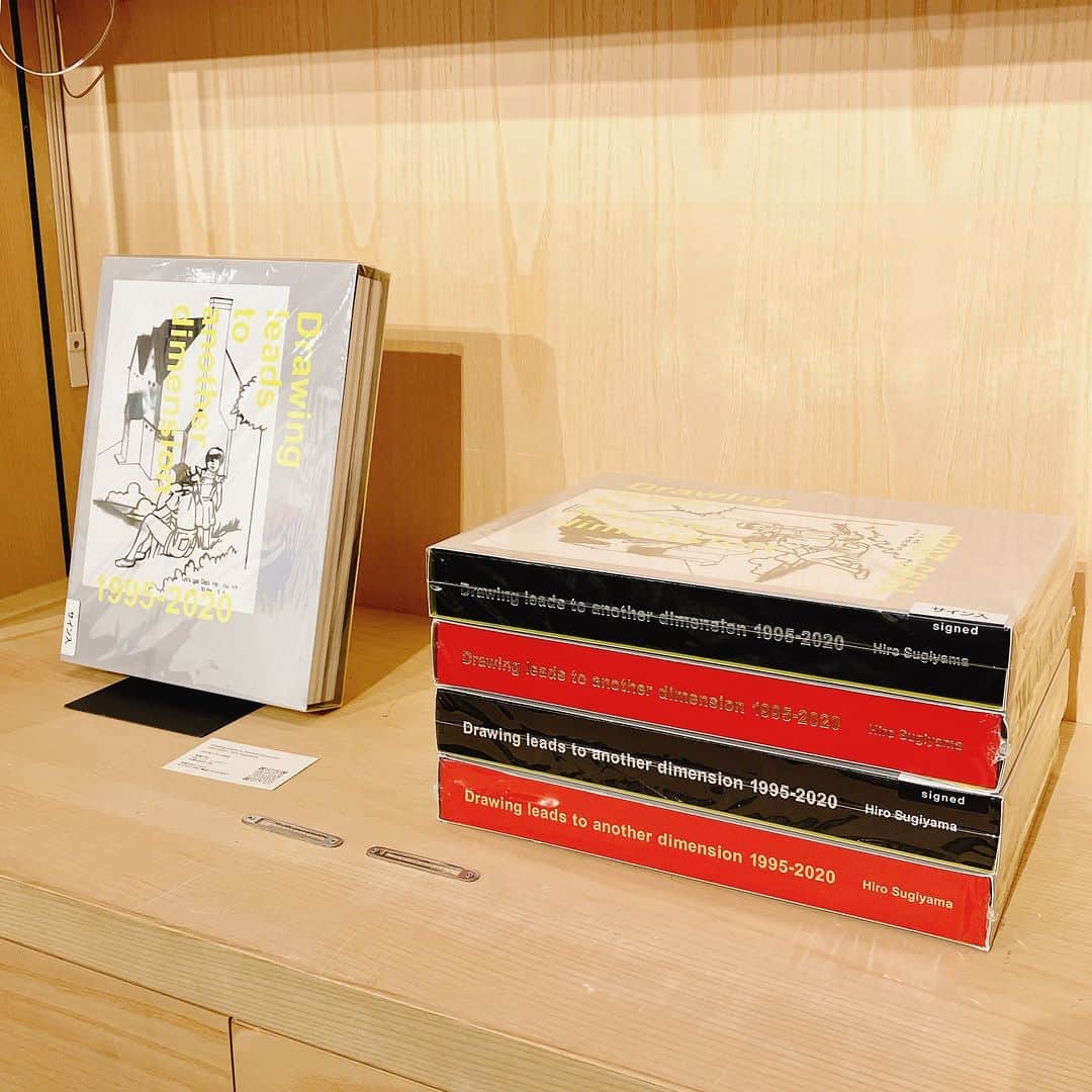 銀座 蔦屋書店さんのインスタグラム写真 - (銀座 蔦屋書店Instagram)「【展示】ENLIGHTENMENT“NEO HOKUSAI”  クリエイティブユニットENLIGHTENMENTによる“NEO HOKUSAI”浮世絵シリーズの展示をインフォメーションカウンター前にて4月29日（土）〜5月26日（金）の期間に開催いたします。   葛飾北斎（1760年〜1849年）は、もっとも世界で知られた日本のアーティストの一人です。 浮世絵師である北斎は、およそ70年にもわたって多彩な作品を描き続けました。 その大胆な構図や明るい色彩は、ビンセント・ヴァン・ゴッホをはじめ、音楽家のクロード・ドビュッシーなど、ヨーロッパの多くのアーティスト影響を与えました。 そして今も世界的に高い評価を得ています。   今回、我々エンライトメント(1997～）は、浮世絵という江戸時代に刷られた木版画に、コンピューターで作られたサイケデリックな表現をグラフィック融合させ、「NEO HOKUSAI」を誕生させました。 新しい解釈の北斎を是非お楽しみ下さい。    ▼アーティストプロフィール Enlightenment (エンライトメント)  1997年、ヒロ杉山が中心となり結成。 ヒロ杉山（ @hiro_sugiyama_enlightenment ）、 峯山裕太郎（ @mineyama_yutaro ）、 加藤崇亮（ @tka_ki ）からなるクリエイティブユニット。 ファインアートの世界で国内外の展覧会で作品を発表する一方、フリーペーパーやアートブックの出版、展覧会のキュレーションなども行い、グラフィックデザイン、広告など幅広いジャンルで独創的な作品を発表しつづけている。   葛飾 北斎 (かつしか ほくさい) 江戸時代後期の浮世絵師。 化政文化を代表する一人。 代表作に『冨嶽三十六景』や『北斎漫画』があり、世界的にも著名な画家である。    ▼販売について 銀座 蔦屋書店店頭・アートのオンラインマーケットプレイス「OIL by 美術⼿帖」にて、4月29日(土)から販売いたします。   ＼オンラインストアで購入する／ https://oil.bijutsutecho.com/artist/2631 2023年4月29日(土)10:30～販売開始  会期 2023年4月29日(土) - 2023年5月26日(金)※終了日は変更になる場合があります。  時間 当店Webサイトをご確認ください。  場所 銀座蔦屋書店　インフォメーションカウンター前  主催 銀座 蔦屋書店  問い合わせ先 03-3575-7755  ▶詳細はこちら https://store.tsite.jp/ginza/event/art/33138-1021130421.html  #ENLIGHTENMENT #NEOHOKUSAI #HOKUSAI #浮世絵 #北斎 #ヒロ杉山 #峯山裕太郎 #加藤崇亮 #葛飾北斎 #gsix #ginzasix #銀座 #蔦屋書店 #ginza #銀座蔦屋書店 #ginzatsutayabooks #tsutayabooks」4月29日 11時02分 - ginza_tsutayabooks