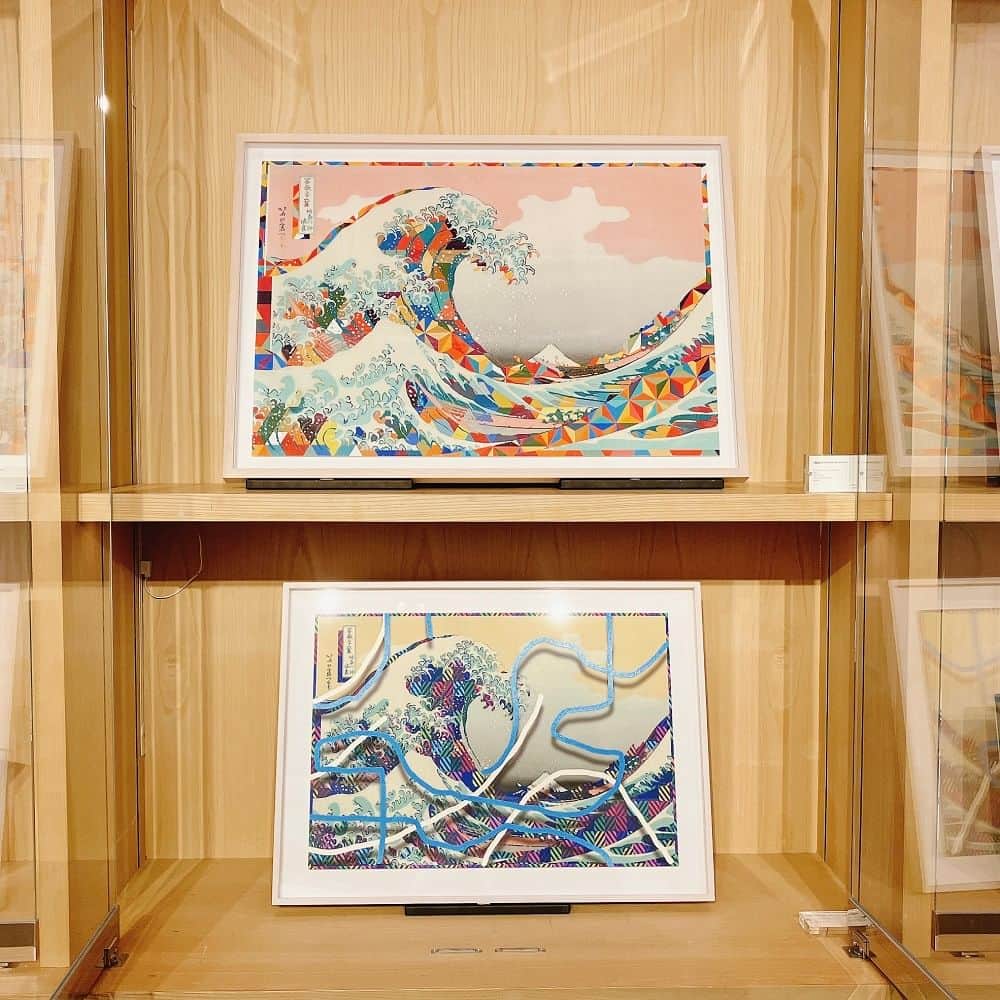 銀座 蔦屋書店さんのインスタグラム写真 - (銀座 蔦屋書店Instagram)「【展示】ENLIGHTENMENT“NEO HOKUSAI”  クリエイティブユニットENLIGHTENMENTによる“NEO HOKUSAI”浮世絵シリーズの展示をインフォメーションカウンター前にて4月29日（土）〜5月26日（金）の期間に開催いたします。   葛飾北斎（1760年〜1849年）は、もっとも世界で知られた日本のアーティストの一人です。 浮世絵師である北斎は、およそ70年にもわたって多彩な作品を描き続けました。 その大胆な構図や明るい色彩は、ビンセント・ヴァン・ゴッホをはじめ、音楽家のクロード・ドビュッシーなど、ヨーロッパの多くのアーティスト影響を与えました。 そして今も世界的に高い評価を得ています。   今回、我々エンライトメント(1997～）は、浮世絵という江戸時代に刷られた木版画に、コンピューターで作られたサイケデリックな表現をグラフィック融合させ、「NEO HOKUSAI」を誕生させました。 新しい解釈の北斎を是非お楽しみ下さい。    ▼アーティストプロフィール Enlightenment (エンライトメント)  1997年、ヒロ杉山が中心となり結成。 ヒロ杉山（ @hiro_sugiyama_enlightenment ）、 峯山裕太郎（ @mineyama_yutaro ）、 加藤崇亮（ @tka_ki ）からなるクリエイティブユニット。 ファインアートの世界で国内外の展覧会で作品を発表する一方、フリーペーパーやアートブックの出版、展覧会のキュレーションなども行い、グラフィックデザイン、広告など幅広いジャンルで独創的な作品を発表しつづけている。   葛飾 北斎 (かつしか ほくさい) 江戸時代後期の浮世絵師。 化政文化を代表する一人。 代表作に『冨嶽三十六景』や『北斎漫画』があり、世界的にも著名な画家である。    ▼販売について 銀座 蔦屋書店店頭・アートのオンラインマーケットプレイス「OIL by 美術⼿帖」にて、4月29日(土)から販売いたします。   ＼オンラインストアで購入する／ https://oil.bijutsutecho.com/artist/2631 2023年4月29日(土)10:30～販売開始  会期 2023年4月29日(土) - 2023年5月26日(金)※終了日は変更になる場合があります。  時間 当店Webサイトをご確認ください。  場所 銀座蔦屋書店　インフォメーションカウンター前  主催 銀座 蔦屋書店  問い合わせ先 03-3575-7755  ▶詳細はこちら https://store.tsite.jp/ginza/event/art/33138-1021130421.html  #ENLIGHTENMENT #NEOHOKUSAI #HOKUSAI #浮世絵 #北斎 #ヒロ杉山 #峯山裕太郎 #加藤崇亮 #葛飾北斎 #gsix #ginzasix #銀座 #蔦屋書店 #ginza #銀座蔦屋書店 #ginzatsutayabooks #tsutayabooks」4月29日 11時02分 - ginza_tsutayabooks