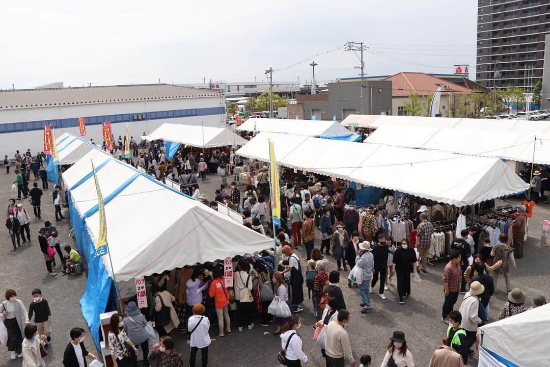 倉敷市のインスタグラム：「【2023春　児島フェス＃せんいさい】 ４月２９日(土)・３０日(日)、４年ぶりに、まちなかを会場にして、「児島フェス＃せんいさい」が開催されています。 今年は 児島駅周辺、三白市、ジーンズストリートの ３エリアで開催。　 「メイドイン児島」にこだわった即売テント、地元下津井のたこ飯などのグルメ、ステージなど見所たくさん！  今日は少し天気が心配ですが、明日の日中には晴れの予報ですね。  期間中、車の混雑が予想されます（しています！）会場間を結ぶ無料循環バスも運行しますので、電車やバスなど公共交通機関をご利用ください。  《2023春　児島フェス＃せんいさい》 ■日時　４月２９日（土曜日）・３０日（日曜日） 　 両日ともに９時～１７時 ■問い合わせ先 せんい児島瀬戸大橋まつり振興会　086-472-4450  http://www.kojima-cci.or.jp/info/2023springkojimafes.html  #倉敷市 #倉敷 #kurashiki  #クラシキ文華 #クラシキブンカ #japan #japantrip #travel #trip #旅 #旅行 #instagramjapan #児島 #児島市民交流センター #せんいさい　#児島フェス #kojima #ジーンズ　  #retrip_news #東京カメラ部 #tokyocameraclub  #visitjapanjp」