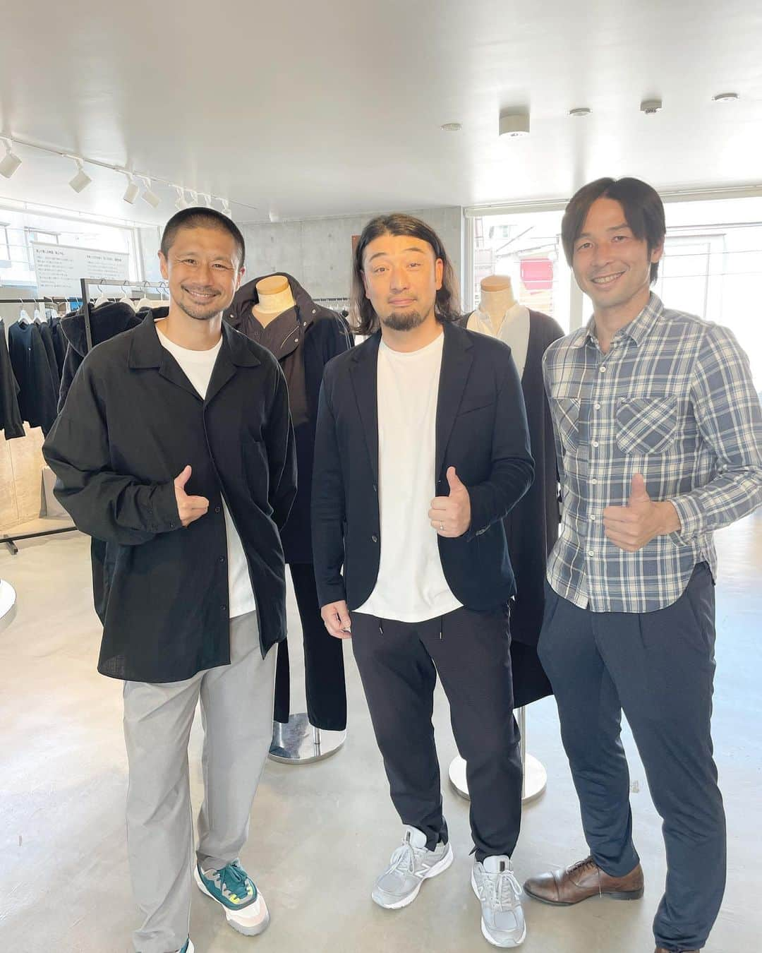 柴村直弥のインスタグラム：「アンバサダーをやらせていただいているヴィリダリデセルタの展示会に行ってきました。地球に優しい商品の数々、必見です。坪さんとも久々の再会。 #viridari #ヴィリダリ #viridarideserta #ヴィリダリデセルタ #ヴィリダリアンバサダー  #オーガニックコットン #organic #オーガニック #シャツ #坪井慶介 #渡邉俊介  @shunsuke_watanabe  @keisuke_tsuboi0916」