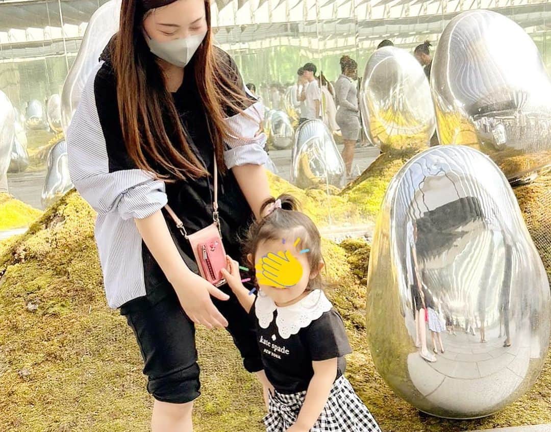 正田美里（みさみさ）さんのインスタグラム写真 - (正田美里（みさみさ）Instagram)「世手ちゃんとチームラボ行ってきました😆 娘が最初、暗さに怖がって抱っこ抱っこで筋トレかと思いました💪慣れてきたら歩いてくれて助かったー（笑）  沢山動けるように、ゆったりパーカー着て行きました😆これ前後でカラーが違くて可愛いんですっ💓  とても着やすかったし動きやすかった！ ストーリーズにURLも張ったので見てください😆✨  娘が寿々太郎くんをナデナデしたりしててお姉さんになったんだな〜としみじみ（笑）  今日からゴールデンウィークですね、みんなどこいきますか？？😊 私はゆったり過ごそうと思っています。  #プルオーバー #レディース #大きめ #体型カバー #ゆったり #カジュアル #可愛い #トップス #春秋 #ロング #チュニック #長袖 #プルオーバー #フード付き #3歳児ママ #こどものいる暮らし #チームラボ #チームラボプラネッツ #豊洲 #ゴールデンウィーク #PR」4月29日 11時18分 - misamisaupiupi