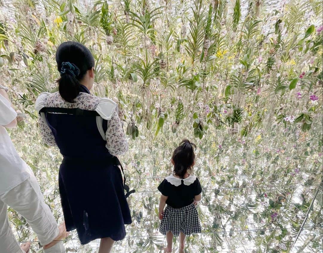 正田美里（みさみさ）さんのインスタグラム写真 - (正田美里（みさみさ）Instagram)「世手ちゃんとチームラボ行ってきました😆 娘が最初、暗さに怖がって抱っこ抱っこで筋トレかと思いました💪慣れてきたら歩いてくれて助かったー（笑）  沢山動けるように、ゆったりパーカー着て行きました😆これ前後でカラーが違くて可愛いんですっ💓  とても着やすかったし動きやすかった！ ストーリーズにURLも張ったので見てください😆✨  娘が寿々太郎くんをナデナデしたりしててお姉さんになったんだな〜としみじみ（笑）  今日からゴールデンウィークですね、みんなどこいきますか？？😊 私はゆったり過ごそうと思っています。  #プルオーバー #レディース #大きめ #体型カバー #ゆったり #カジュアル #可愛い #トップス #春秋 #ロング #チュニック #長袖 #プルオーバー #フード付き #3歳児ママ #こどものいる暮らし #チームラボ #チームラボプラネッツ #豊洲 #ゴールデンウィーク #PR」4月29日 11時18分 - misamisaupiupi