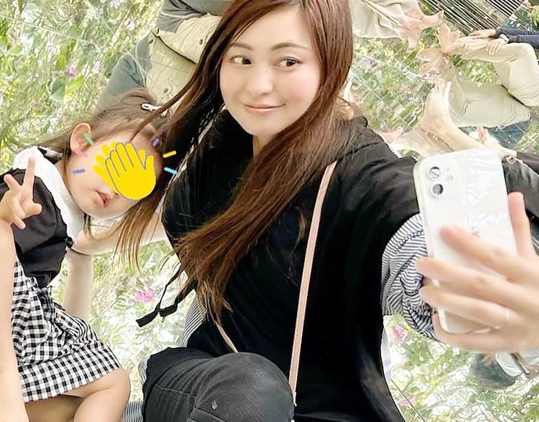 正田美里（みさみさ）さんのインスタグラム写真 - (正田美里（みさみさ）Instagram)「世手ちゃんとチームラボ行ってきました😆 娘が最初、暗さに怖がって抱っこ抱っこで筋トレかと思いました💪慣れてきたら歩いてくれて助かったー（笑）  沢山動けるように、ゆったりパーカー着て行きました😆これ前後でカラーが違くて可愛いんですっ💓  とても着やすかったし動きやすかった！ ストーリーズにURLも張ったので見てください😆✨  娘が寿々太郎くんをナデナデしたりしててお姉さんになったんだな〜としみじみ（笑）  今日からゴールデンウィークですね、みんなどこいきますか？？😊 私はゆったり過ごそうと思っています。  #プルオーバー #レディース #大きめ #体型カバー #ゆったり #カジュアル #可愛い #トップス #春秋 #ロング #チュニック #長袖 #プルオーバー #フード付き #3歳児ママ #こどものいる暮らし #チームラボ #チームラボプラネッツ #豊洲 #ゴールデンウィーク #PR」4月29日 11時18分 - misamisaupiupi