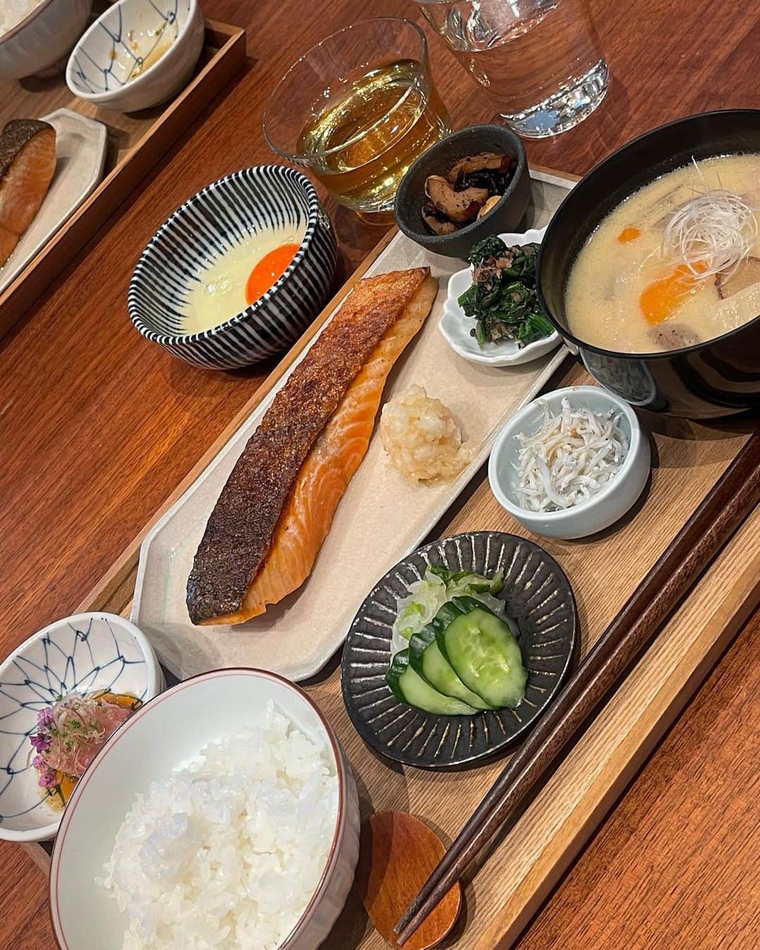 野崎萌香のインスタグラム：「完璧な朝ごはんを探し求めて...🍚🥢🏨  お腹も心も満たしてくれる 完璧な朝ごはんに出会いました🌞  @tabetsuku_toba  @hotels_kitaaoyama」