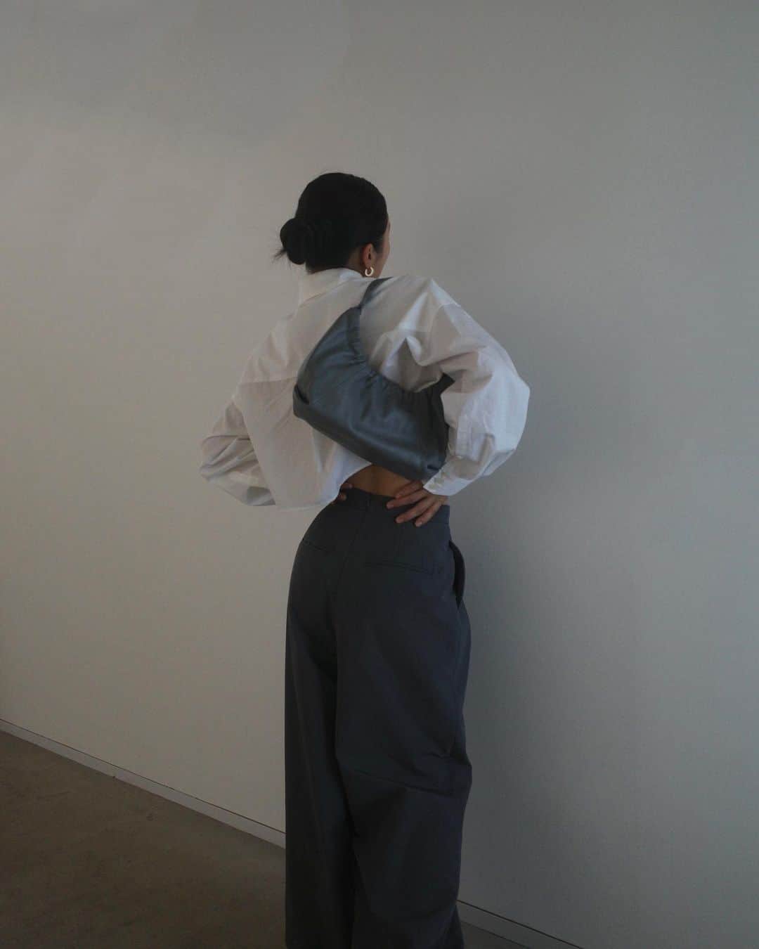 Icumi Oohamaのインスタグラム：「pierce @tres__collection  Obi Pierce (Silver) bag @dreabasaa_official  pants @mecre_official」
