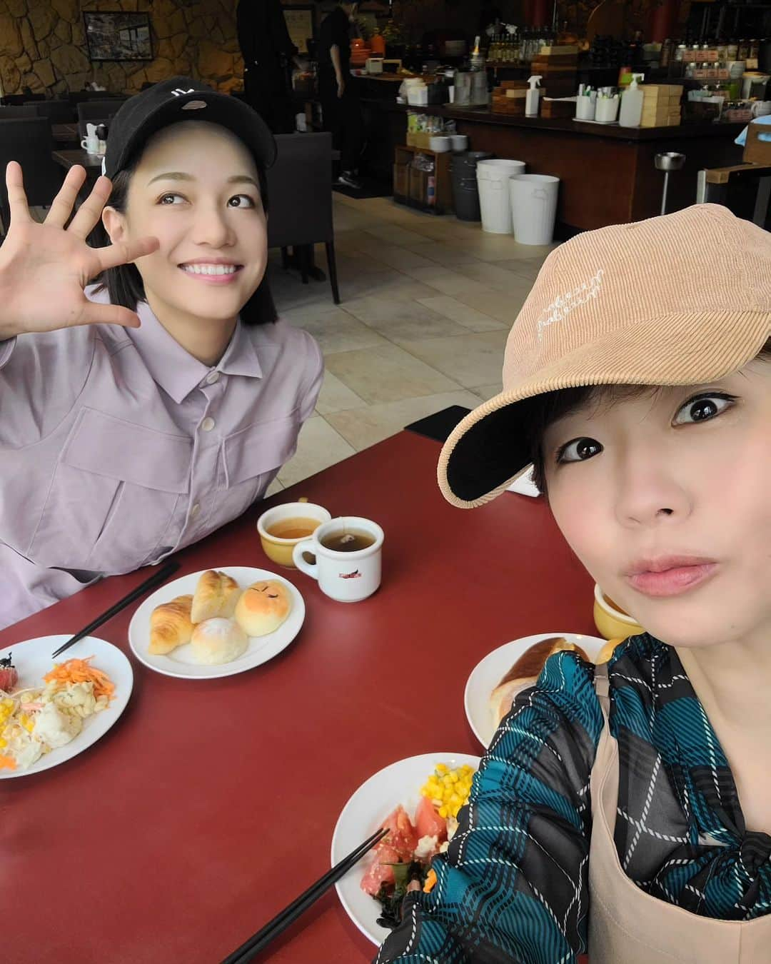 秋田くみ子さんのインスタグラム写真 - (秋田くみ子Instagram)「早苗とビュッフェランチをしました🍴 ・ ママ達は💖食べて話して、楽しい時間を過ごしましたよ🎶 ・ 早苗は、ママになっても💗いつも前向きでパワフルで常にあらゆる事に挑戦しようとしているので、素晴らしいなぁと思ってます☆。迷っていた事も背中を押してくれた。本当にありがとね😊💕 ・ 夜は、「森田展義アワー」に出演させて頂きました。のぶちゃんは💡頭の回転が早いので、話していても飽きないし、言葉のチョイスが面白い🤣 ・ いろんな可能性を広げ続けるのぶちゃんにも刺激を受けました✨️ ・ 可愛い後輩達、ありがとう😊！私も頑張りますよ！！！！！ ・ #吉本新喜劇#大阪#難波#なんば#ママ#女優#後輩#金原早苗#森田展展」4月29日 11時24分 - kumikoakita