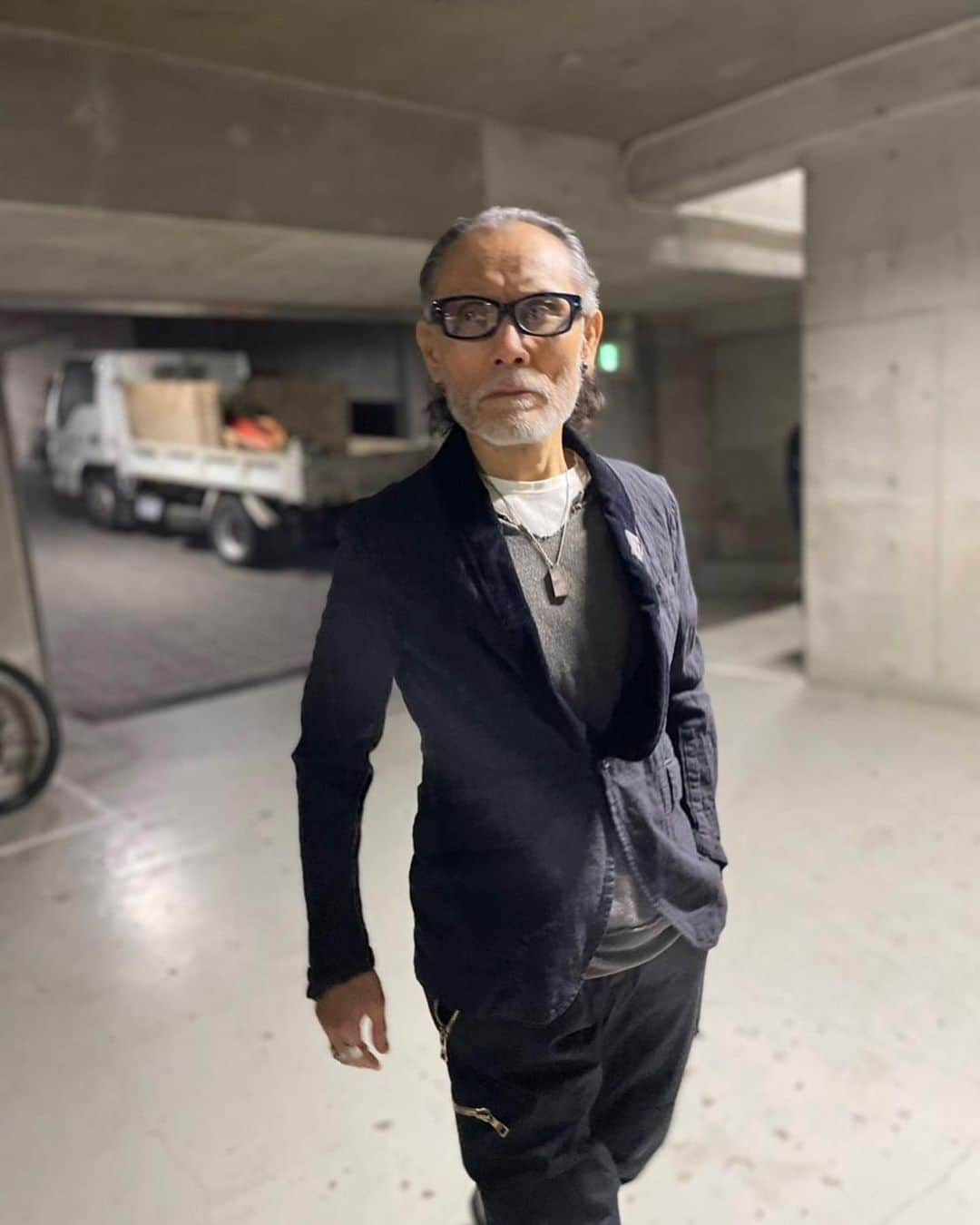 片岡鶴太郎さんのインスタグラム写真 - (片岡鶴太郎Instagram)「打ち合わせからのちょっとそこまでお買い物スタイル〜😆 こんな感じ〜✌️  ⭐️kolor（カラー）のジャケット🧥  ⭐️グランジＴシャツ👕  ⭐️BALMAIN（バルマン）のパンツ💫  ⭐️GUCCI（グッチ）のネックレス✨  ⭐️georg jensen （ジョージジェンセン）のヘマタイトイアリング👂  ⭐️オリジナルアイウェア🕶  ⭐️アンティークTouareg(トゥアレグ)シルバーリング💍  ⭐️アンティークインディアンジュエリーリング💍  ⭐️Dr. Martens（ドクターマーチン）のブーツ🥾  #片岡鶴太郎#俳優#画家#ヨーギー#ヨガ#つるちゃん#オシャレ#古着#太田プロ#芸人#ぴよこちゃん#おでん芸#ものまね#ボクシング#ちょっちゅね#pm11時起き#お買い物#打ち合わせ#kolor#balmain#gucci#georgjensen#original#touareg#drmartens」4月29日 11時25分 - tsurutaro_kataoka_official