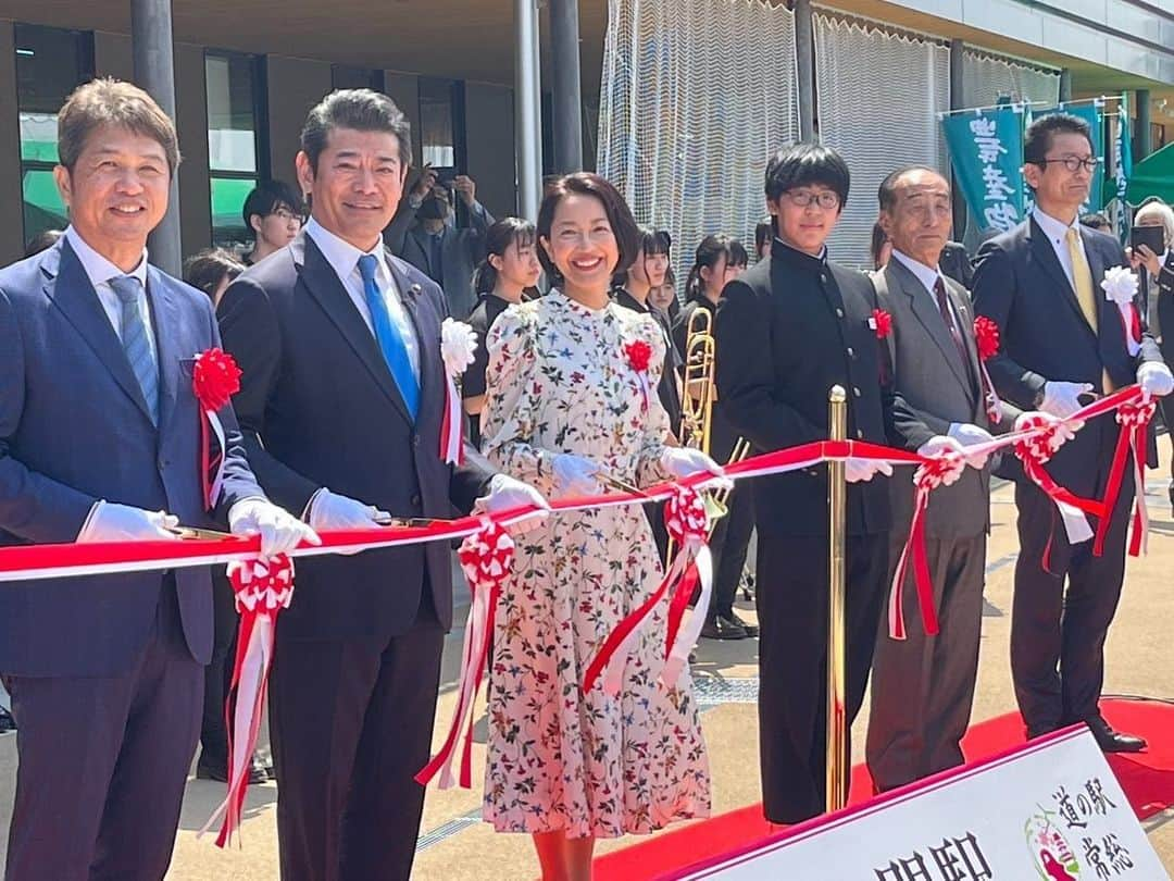 羽田美智子さんのインスタグラム写真 - (羽田美智子Instagram)「昨日開駅した 『道の駅常総』の オープニングセレモニーに参列させていただきました🎀  お天気に恵まれて 素敵な道の駅の誕生です✨✨  海産物や農産物に恵まれた茨城県の名産品がずらーっと並んでました！  我が羽田甚商店もちょこっと置いてあります❗️  これから温泉もできるし、来月はTSUTAYAさんもオープン、、  これからどんどん進化する模様で楽しみですね❗️  市のマスコットキャラクターの千姫様です❣️  是非、足を伸ばして いらしてみてくださいね♪  #道の駅 #常総市」4月29日 11時29分 - michikohada