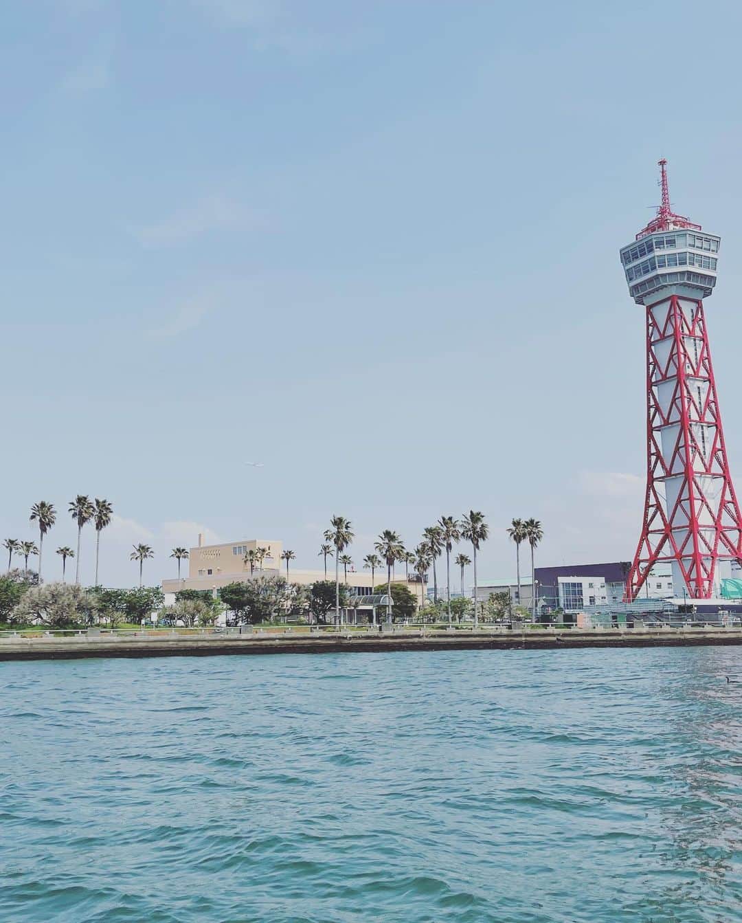 光永亮太さんのインスタグラム写真 - (光永亮太Instagram)「今日のFM COCOLO「MOVE ON SATURDAY」 の「赤い風船 TRAVEL UPDATE」でご紹介した内容を改めて！  大阪から新幹線を使って博多までは2時間半。  9年ぶりに訪れた福岡、めちゃくちゃ良かったんです！  まずは活気あふれる福岡の街並みを水上から楽しみたいということで、まずは九州一の繁華街・中洲、観光スポットとして人気のキャナルシティなどを通る、那珂川を走る遊覧船「中洲クルーズ」に乗ってきました！中洲から福岡湾まで周遊してくれる30分の旅。大人1人¥1,000とお手軽。乗り込むとガイドさんが出迎えてくれて、いざ出発！川沿いに佇む名所などを分かりやすく案内してくれます。とにかく風が気持ちいい！これからの季節は最高だと思います。しかも博多湾まで出てくれるので、ちょっとした冒険をした気分。一通り観光して疲れを水上で癒すもよし、夜にネオン輝く中洲の街を水上から眺めるもよし！昼と夜では表情が違うので2回乗っても良いかもしれません。水上から眺める福岡の街はまた違った側面があって街の位置関係を把握できるので「中洲クルーズ」オススメします！     その後向かったのは中洲クルーズから徒歩5分ほど。博多の総鎮守、櫛田神社。博多っ子からは「お櫛田さん」の名前で親しまれている博多祇園山笠が奉納される神社。6月を除き、飾り山笠が1年を通して展示されているのですが、その飾り山笠がとにかく壮観で大迫力！！高さ10メートルはあるでしょうか。思わず「おぉ〜！」と声を上げてしまうほどの迫力でした。ちなみに博多祇園山笠の本番は7月。7月15日の追い山笠がお祭りのクライマックス。それに合わせて行くのもアリですね！旅の安全を祈りつつ、ご挨拶。  続いて櫛田神社から徒歩5分。那珂川沿いに佇む福岡の人気スポット、キャナルシティへ！敷地面積約4万3500平方メートルを誇る大型複合商業施設。ただのショッピングモールと思うことなかれ！敷地中央を流れる運河を中心に、ショッピングモールやレストラン、ホテル、映画館、劇場などの建物が並んでいて、さらに3Dプロジェクションマッピングと噴水のアクアパノラマなどエンターテイメントも楽しめる場所。まるでおもちゃ箱のようなワクワクスル場所僕は博多に行くと必ずここを訪れてショッピングに勤しみます。とにかくいろんなお店が入っていて飽きません！観光の合間にショッピングを楽しむならば間違いなくここです！  全体的に海外のショッピングモールのような空間で、ここが日本であることをいい意味で忘れさせてくれる都会のオアシスです。     夜の博多に繰り出す前にホテルにチェックイン。今回宿泊させていただいたのはホテルニューオータニ博多。福岡を代表するホテルの一つです。まずエントランスを入ると、床は大理石で格式が高く、ロビーがとにかく広い！そしてベルマンのきめ細やかな対応に触れることができます。チェックインを済ませエレベーターを上がると、部屋までの長い回廊がとにかく気品漂っているんです！今回宿泊させて頂いたのはエグゼクティブツイン。部屋の扉を開けると、シックな空間に高級感漂う洗練されたインテリアが目に飛び込んできます！この時点でテンション爆上がり。嬉しかったのは窓側にワーキングデスクが置かれていたこと。福岡の街を眺めながらパソコンに向かえるという贅沢を味わうことができました。とにかく清潔で美しい！そして居心地が抜群でした。朝、ドアに新聞を届けてくれるサービスも個人的に嬉しかった！スタッフの方々もとにかく丁寧で、きめ細やかなサービスはさすが！という感じでした。  そしてニューオータニ博多の朝食も美味しかった！  会場が洋食中心のモーニングビュッフェか和定食かで会場が分かれているのですが、僕はモーニングビュッフェの方に行きました。とにかくパンの種類が豊富！デニッシュだけでも3種類、クロワッサンもプレーンとチーズ入りの2種類。そレニ加えて食パン、チョコチップマフィン、くるみぱん、バゲットを使ったフレンチトーストとどれを選べば良いか悩んでしまうくらいの種類。そして個人的に刺さったのがオムレツ。目の前でシェフの方が一人前ずつ作ってくれるのですが、プレーン、チーズ、ミックスから選べました。僕は迷わずミックスを注文。中にはネギ、チーズ、そして明太子が入っておりました！さすがは博多！朝食からも福岡の息吹を感じることができたのは嬉しかったです。美味しかった！さすがはニューオータニさん。大満足の朝食でした。   まだまだ博多の魅力をお伝えしたいのですが、今日はここまで！  来週5/6の放送では博多のオススメグルメに迫ります！  @west_akafu  @newotani_hakata_official   #博多 #福岡 #にこta #赤い風船関西版 #中洲クルーズ #櫛田神社 #キャナルシティ博多 #fmcocolo #move765 #光永亮太」4月29日 11時34分 - mitsunagaryota