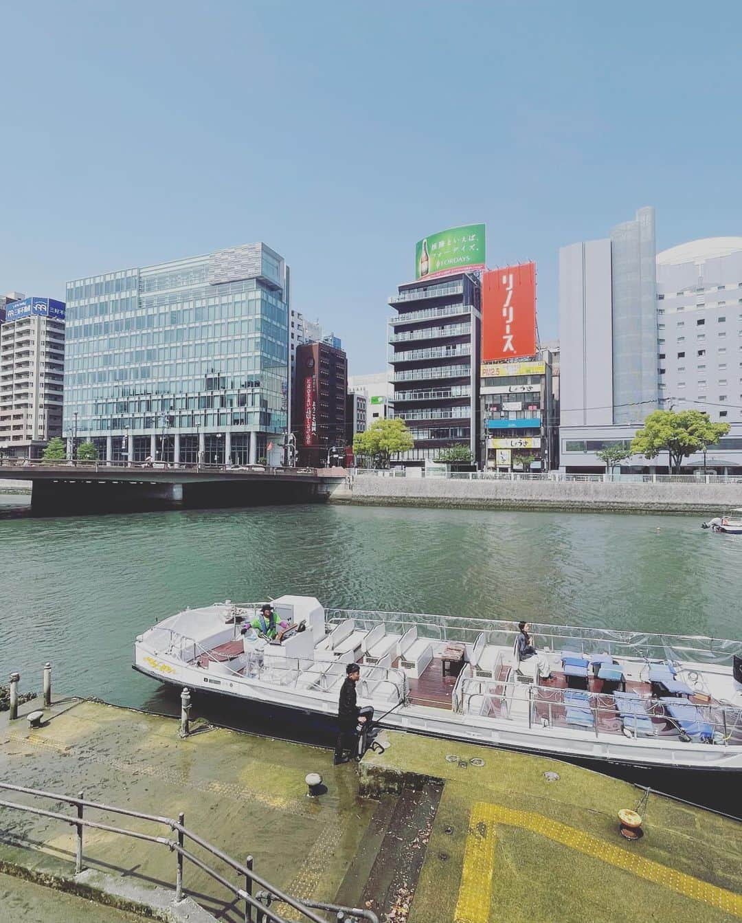 光永亮太さんのインスタグラム写真 - (光永亮太Instagram)「今日のFM COCOLO「MOVE ON SATURDAY」 の「赤い風船 TRAVEL UPDATE」でご紹介した内容を改めて！  大阪から新幹線を使って博多までは2時間半。  9年ぶりに訪れた福岡、めちゃくちゃ良かったんです！  まずは活気あふれる福岡の街並みを水上から楽しみたいということで、まずは九州一の繁華街・中洲、観光スポットとして人気のキャナルシティなどを通る、那珂川を走る遊覧船「中洲クルーズ」に乗ってきました！中洲から福岡湾まで周遊してくれる30分の旅。大人1人¥1,000とお手軽。乗り込むとガイドさんが出迎えてくれて、いざ出発！川沿いに佇む名所などを分かりやすく案内してくれます。とにかく風が気持ちいい！これからの季節は最高だと思います。しかも博多湾まで出てくれるので、ちょっとした冒険をした気分。一通り観光して疲れを水上で癒すもよし、夜にネオン輝く中洲の街を水上から眺めるもよし！昼と夜では表情が違うので2回乗っても良いかもしれません。水上から眺める福岡の街はまた違った側面があって街の位置関係を把握できるので「中洲クルーズ」オススメします！     その後向かったのは中洲クルーズから徒歩5分ほど。博多の総鎮守、櫛田神社。博多っ子からは「お櫛田さん」の名前で親しまれている博多祇園山笠が奉納される神社。6月を除き、飾り山笠が1年を通して展示されているのですが、その飾り山笠がとにかく壮観で大迫力！！高さ10メートルはあるでしょうか。思わず「おぉ〜！」と声を上げてしまうほどの迫力でした。ちなみに博多祇園山笠の本番は7月。7月15日の追い山笠がお祭りのクライマックス。それに合わせて行くのもアリですね！旅の安全を祈りつつ、ご挨拶。  続いて櫛田神社から徒歩5分。那珂川沿いに佇む福岡の人気スポット、キャナルシティへ！敷地面積約4万3500平方メートルを誇る大型複合商業施設。ただのショッピングモールと思うことなかれ！敷地中央を流れる運河を中心に、ショッピングモールやレストラン、ホテル、映画館、劇場などの建物が並んでいて、さらに3Dプロジェクションマッピングと噴水のアクアパノラマなどエンターテイメントも楽しめる場所。まるでおもちゃ箱のようなワクワクスル場所僕は博多に行くと必ずここを訪れてショッピングに勤しみます。とにかくいろんなお店が入っていて飽きません！観光の合間にショッピングを楽しむならば間違いなくここです！  全体的に海外のショッピングモールのような空間で、ここが日本であることをいい意味で忘れさせてくれる都会のオアシスです。     夜の博多に繰り出す前にホテルにチェックイン。今回宿泊させていただいたのはホテルニューオータニ博多。福岡を代表するホテルの一つです。まずエントランスを入ると、床は大理石で格式が高く、ロビーがとにかく広い！そしてベルマンのきめ細やかな対応に触れることができます。チェックインを済ませエレベーターを上がると、部屋までの長い回廊がとにかく気品漂っているんです！今回宿泊させて頂いたのはエグゼクティブツイン。部屋の扉を開けると、シックな空間に高級感漂う洗練されたインテリアが目に飛び込んできます！この時点でテンション爆上がり。嬉しかったのは窓側にワーキングデスクが置かれていたこと。福岡の街を眺めながらパソコンに向かえるという贅沢を味わうことができました。とにかく清潔で美しい！そして居心地が抜群でした。朝、ドアに新聞を届けてくれるサービスも個人的に嬉しかった！スタッフの方々もとにかく丁寧で、きめ細やかなサービスはさすが！という感じでした。  そしてニューオータニ博多の朝食も美味しかった！  会場が洋食中心のモーニングビュッフェか和定食かで会場が分かれているのですが、僕はモーニングビュッフェの方に行きました。とにかくパンの種類が豊富！デニッシュだけでも3種類、クロワッサンもプレーンとチーズ入りの2種類。そレニ加えて食パン、チョコチップマフィン、くるみぱん、バゲットを使ったフレンチトーストとどれを選べば良いか悩んでしまうくらいの種類。そして個人的に刺さったのがオムレツ。目の前でシェフの方が一人前ずつ作ってくれるのですが、プレーン、チーズ、ミックスから選べました。僕は迷わずミックスを注文。中にはネギ、チーズ、そして明太子が入っておりました！さすがは博多！朝食からも福岡の息吹を感じることができたのは嬉しかったです。美味しかった！さすがはニューオータニさん。大満足の朝食でした。   まだまだ博多の魅力をお伝えしたいのですが、今日はここまで！  来週5/6の放送では博多のオススメグルメに迫ります！  @west_akafu  @newotani_hakata_official   #博多 #福岡 #にこta #赤い風船関西版 #中洲クルーズ #櫛田神社 #キャナルシティ博多 #fmcocolo #move765 #光永亮太」4月29日 11時34分 - mitsunagaryota