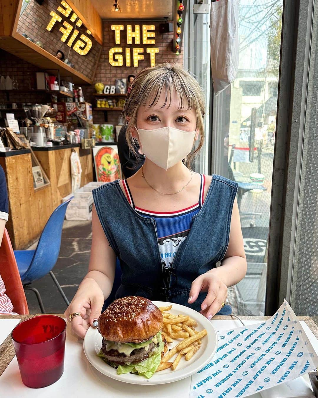 ARISAさんのインスタグラム写真 - (ARISAInstagram)「ㅤㅤㅤㅤㅤㅤㅤㅤㅤㅤㅤㅤㅤ ㅤㅤㅤㅤㅤㅤㅤㅤㅤㅤㅤㅤㅤ ㅤㅤㅤㅤㅤㅤㅤㅤㅤㅤㅤㅤㅤ 撮影後にみんなで ハンバーガー🍔 ㅤㅤㅤㅤㅤㅤㅤㅤㅤㅤㅤㅤㅤ マッシュルームモッツァレラに アボカドトッピング、うまぁ🥑 ㅤㅤㅤㅤㅤㅤㅤㅤㅤㅤㅤㅤㅤ お気に入りのデニムサロペの インナーに着てるタンクは、 ハロサン新作🤫♡ ㅤㅤㅤㅤㅤㅤㅤㅤㅤㅤㅤㅤㅤ ZOZOにて 先行予約スタートしてます！ 要check🤞🏻 ㅤㅤㅤㅤㅤㅤㅤㅤㅤㅤㅤㅤㅤ ㅤㅤㅤㅤㅤㅤㅤㅤㅤㅤㅤㅤㅤ ㅤㅤㅤㅤㅤㅤㅤㅤㅤㅤㅤㅤㅤ #原宿カフェ #原宿ハンバーガー #ハンバーガー #東京グルメ #東京カフェ#ザグレートバーガー #グレートバーガー #thegreatburger #hellosanfrancisco #hellosanfrancisco_23ss #ciaopanic #東京カフェ巡り #原宿#渋谷カフェ#ハロサン#ハローサンフランシスコ#チャオパニック#オン眉#オン眉ボブ #ローライトカラー #ローライト#ヘアカラー#ハイトーン#お団子ヘア」4月29日 12時00分 - ari33_