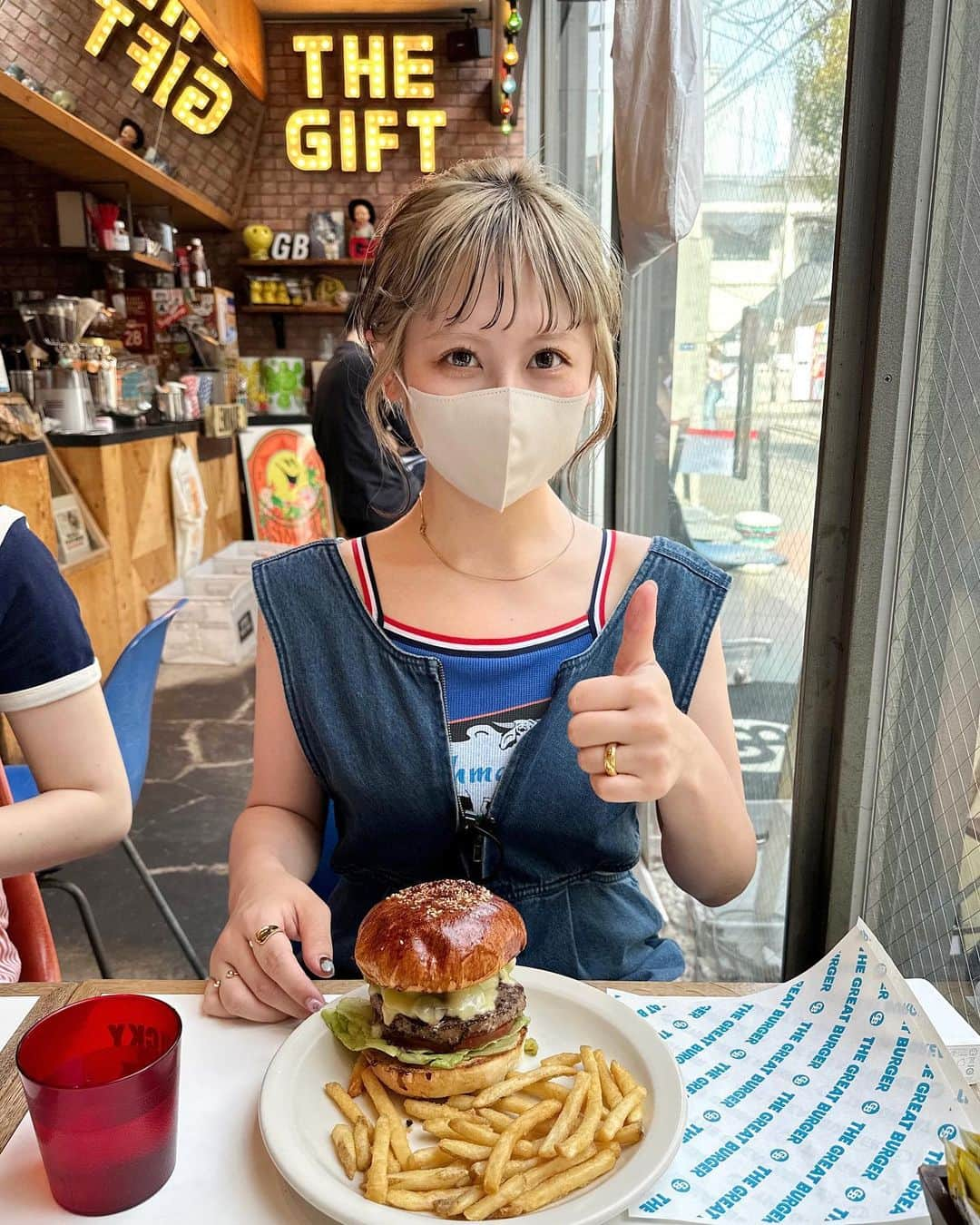 ARISAさんのインスタグラム写真 - (ARISAInstagram)「ㅤㅤㅤㅤㅤㅤㅤㅤㅤㅤㅤㅤㅤ ㅤㅤㅤㅤㅤㅤㅤㅤㅤㅤㅤㅤㅤ ㅤㅤㅤㅤㅤㅤㅤㅤㅤㅤㅤㅤㅤ 撮影後にみんなで ハンバーガー🍔 ㅤㅤㅤㅤㅤㅤㅤㅤㅤㅤㅤㅤㅤ マッシュルームモッツァレラに アボカドトッピング、うまぁ🥑 ㅤㅤㅤㅤㅤㅤㅤㅤㅤㅤㅤㅤㅤ お気に入りのデニムサロペの インナーに着てるタンクは、 ハロサン新作🤫♡ ㅤㅤㅤㅤㅤㅤㅤㅤㅤㅤㅤㅤㅤ ZOZOにて 先行予約スタートしてます！ 要check🤞🏻 ㅤㅤㅤㅤㅤㅤㅤㅤㅤㅤㅤㅤㅤ ㅤㅤㅤㅤㅤㅤㅤㅤㅤㅤㅤㅤㅤ ㅤㅤㅤㅤㅤㅤㅤㅤㅤㅤㅤㅤㅤ #原宿カフェ #原宿ハンバーガー #ハンバーガー #東京グルメ #東京カフェ#ザグレートバーガー #グレートバーガー #thegreatburger #hellosanfrancisco #hellosanfrancisco_23ss #ciaopanic #東京カフェ巡り #原宿#渋谷カフェ#ハロサン#ハローサンフランシスコ#チャオパニック#オン眉#オン眉ボブ #ローライトカラー #ローライト#ヘアカラー#ハイトーン#お団子ヘア」4月29日 12時00分 - ari33_