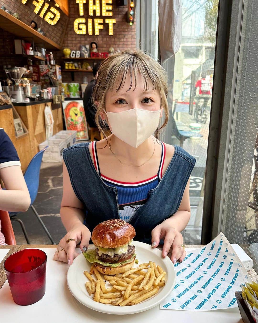 ARISAさんのインスタグラム写真 - (ARISAInstagram)「ㅤㅤㅤㅤㅤㅤㅤㅤㅤㅤㅤㅤㅤ ㅤㅤㅤㅤㅤㅤㅤㅤㅤㅤㅤㅤㅤ ㅤㅤㅤㅤㅤㅤㅤㅤㅤㅤㅤㅤㅤ 撮影後にみんなで ハンバーガー🍔 ㅤㅤㅤㅤㅤㅤㅤㅤㅤㅤㅤㅤㅤ マッシュルームモッツァレラに アボカドトッピング、うまぁ🥑 ㅤㅤㅤㅤㅤㅤㅤㅤㅤㅤㅤㅤㅤ お気に入りのデニムサロペの インナーに着てるタンクは、 ハロサン新作🤫♡ ㅤㅤㅤㅤㅤㅤㅤㅤㅤㅤㅤㅤㅤ ZOZOにて 先行予約スタートしてます！ 要check🤞🏻 ㅤㅤㅤㅤㅤㅤㅤㅤㅤㅤㅤㅤㅤ ㅤㅤㅤㅤㅤㅤㅤㅤㅤㅤㅤㅤㅤ ㅤㅤㅤㅤㅤㅤㅤㅤㅤㅤㅤㅤㅤ #原宿カフェ #原宿ハンバーガー #ハンバーガー #東京グルメ #東京カフェ#ザグレートバーガー #グレートバーガー #thegreatburger #hellosanfrancisco #hellosanfrancisco_23ss #ciaopanic #東京カフェ巡り #原宿#渋谷カフェ#ハロサン#ハローサンフランシスコ#チャオパニック#オン眉#オン眉ボブ #ローライトカラー #ローライト#ヘアカラー#ハイトーン#お団子ヘア」4月29日 12時00分 - ari33_