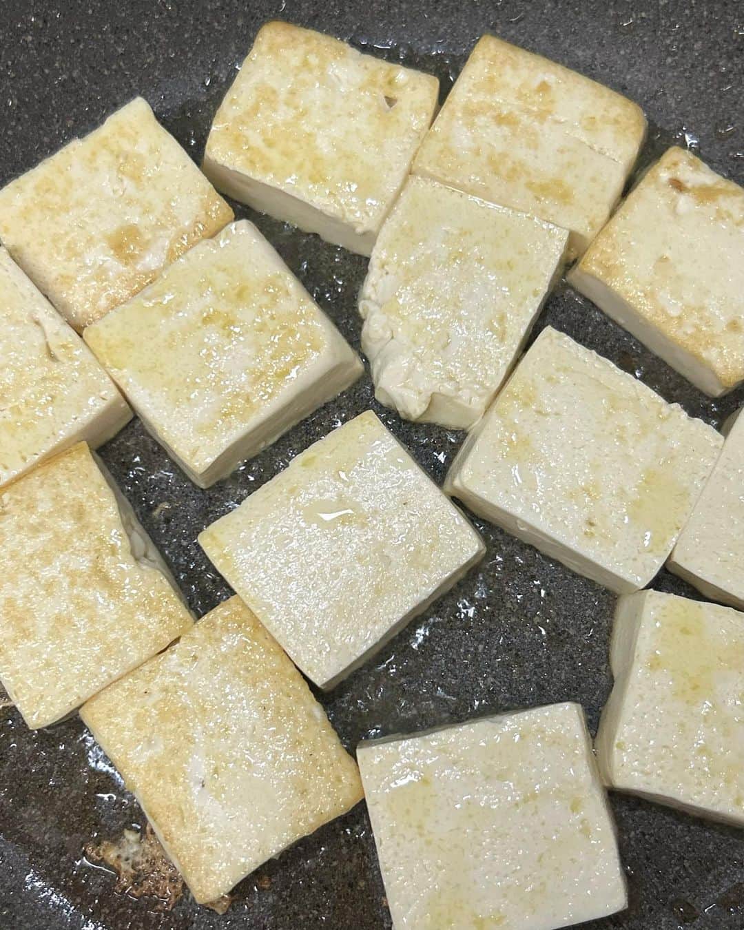 utoshさんのインスタグラム写真 - (utoshInstagram)「【レシピ付き】豆苗と焼き豆腐の梅肉和えサラダ  栄養価の高い豆苗は値段も安いしオススメ野菜。でも独特の苦味があったりしますが、そこは味付けでカバーできます！  今回は梅肉を使う事で豆苗をさらにおいしく、さらに豆腐をフライパンで焼く事で香ばしい味わいもUP。おいしさ満点和えサラダになりました。  ドレッシングにはGRØNのプロテインを入れて、タンパク質を補強しています。普通の食事だけだと少し足りないとされるタンパク質。しっかり取りたいですね。  ー・ー  今回は GRØN @groen.jp ゴールデンウォーリアーを使って。 1日分のビタミンDを取る事ができる、大豆ではなくてエンドウ豆を使って作られているプロテインです。 ぜひ興味のある方、使ってみてください！ ▶︎ @groen.jp  ー・ー  レシピはこちら↓ ＿＿＿＿＿  豆苗と焼き豆腐の梅肉和えサラダ（2人分）  【材料】 豆苗　1/2個 木綿豆腐 半丁（小さめパック1個程度） 梅 2個  油（オリーブオイルなどで）　大さじ1  A（ドレッシング） お酢　大さじ2 オリーブオイル 大さじ1 しょう油 小さじ1/2 塩 小さじ1/4程度 プロテイン（お好みで） 小さじ1 （GRØN ゴールデンウォーリアー）  〈トッピング〉 白ごま　少々  【作り方】 （1）豆苗は根っこを切り、5cm幅程度に切る。梅は種を取りのぞき、包丁の背で叩き梅肉にしておく。Aのドレッシングを混ぜ合わせて作っておく。  （2）豆腐を2cm角程度、厚さ5mm程度に切り、フライパンに油を中火で熱し、両面に焦げ色がつくまでじっくり焼いておく。  （3）ボウルに2の焼き豆腐、1の豆苗と梅肉、Aのドレッシングをいれ、よく混ぜ合わせたら完成。器にもりつけ、白ごまをふりかける。  ＿＿＿＿＿  #パワーサラダ #groen #プロテイン #おうちごはん #簡単レシピ #うちらく飯」4月29日 11時37分 - utosh