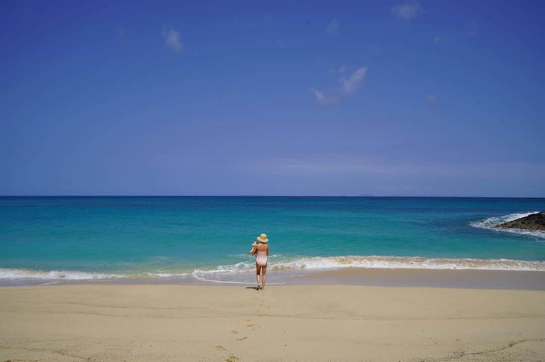 ANNA のインスタグラム：「大人になってからGWに連休だった事は去年の妊娠中と子育てしてる今年だけ☀️世間がお休みの時はいつも仕事してたなぁ💭  まぁ、0歳児の子育ては休みとは言えない気もするけどw それでも今年はゆっくりのんびり過ごそうと思います😌🌊  皆様それぞれに、良いGWを...❤️  #沖縄ビーチ #0歳女の子ママ #beachlife」