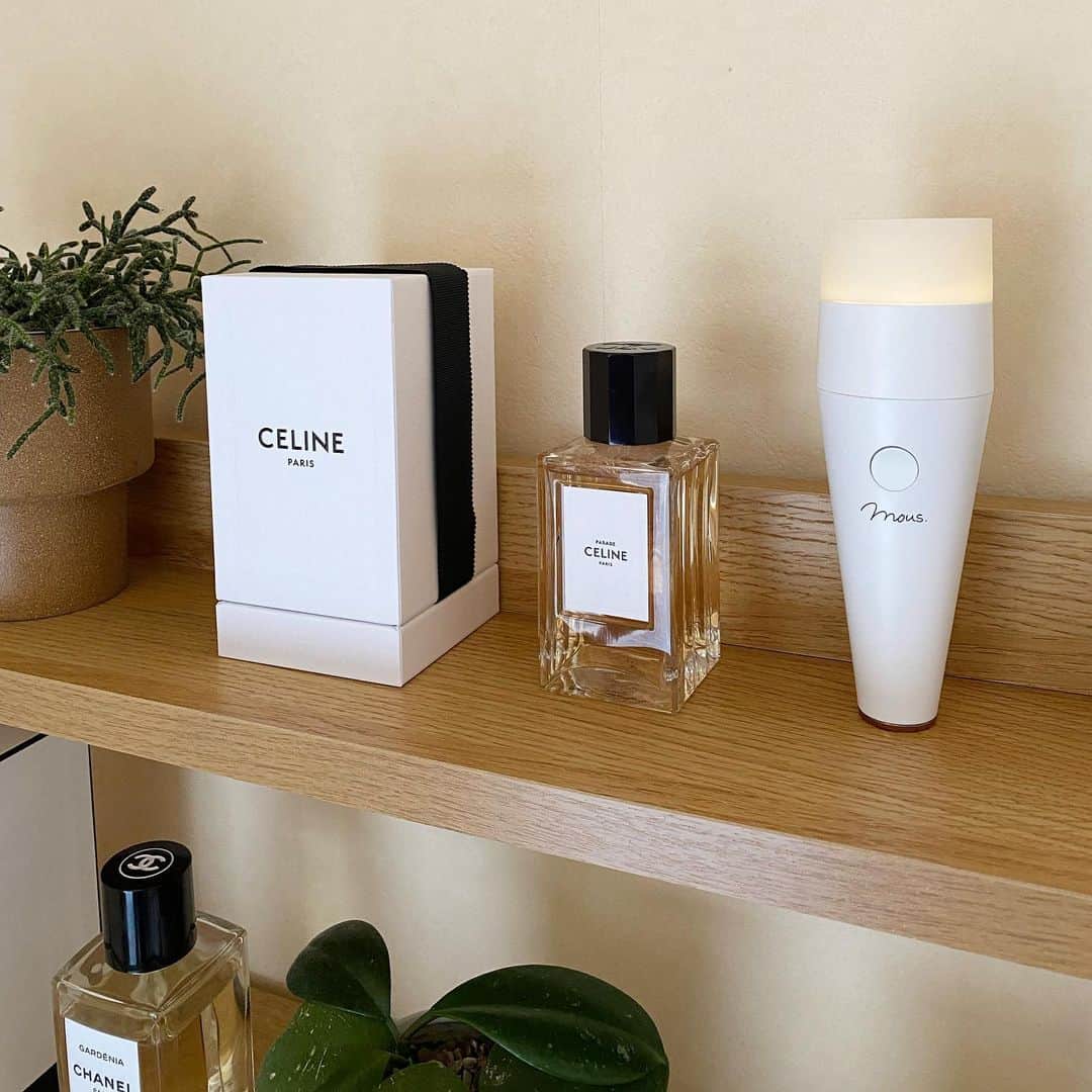 *yoko*さんのインスタグラム写真 - (*yoko*Instagram)「* ここ1ヶ月ほど気に入って使ってる美顔器✨ メイクの上からでも、お風呂入ってる時でもいつでも使える優れもの👏🏻 専用のジェルもいらなくて、いつも使ってる化粧品でOK！ 次の日肌がなんかモチモチしてる気がする！ ほんで美顔器やけどインテリアに馴染むデザインも🙆🏻‍♀️  キャンペーン実施中です✨ ・クーポンコード：yccn (5,000円OFF) ・有効期間：4/28~5/3  @official_mous  #美顔器 #毛穴 #リフトアップ #美肌 #トーンアップ #mous #プルミナス #PLUMINUS #おこもり美容 #インテリア #PR」4月29日 11時39分 - yococono