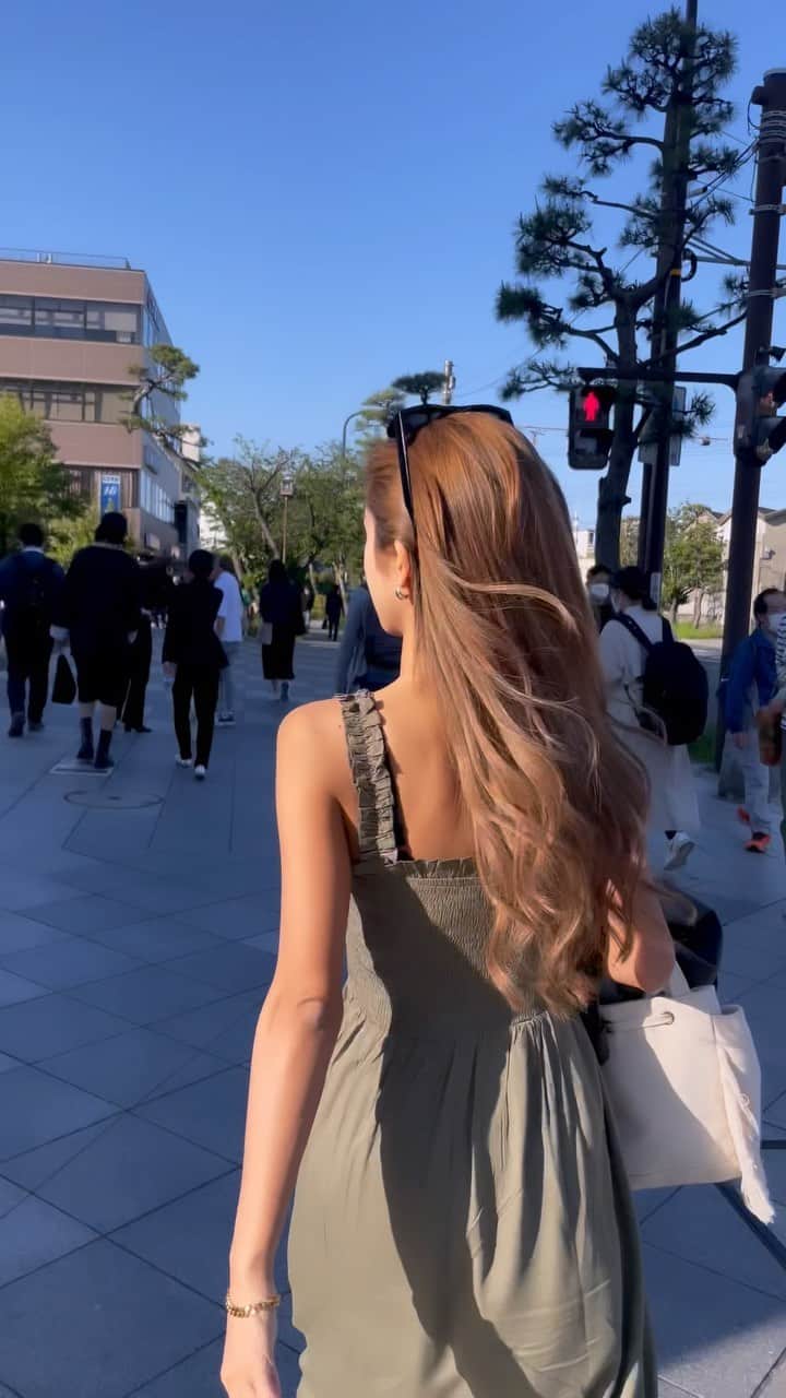 MIWAのインスタグラム：「GW 始まったね🦖☀️🩷 ㅤㅤㅤㅤㅤㅤㅤㅤㅤㅤㅤㅤㅤ みんな何するの~🌿¿ ㅤㅤㅤㅤㅤㅤㅤㅤㅤㅤㅤㅤㅤ  喋ってて険しい顔してるけど 友達がいい感じに撮ってくれた🪿🤎  #鎌倉#夏#気分は夏 #ノーマルカメラ #画質良き」