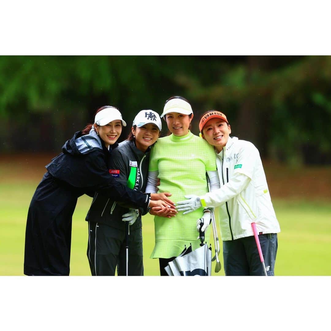 有村智恵のインスタグラム：「#KURELADYGOCUP 私的好きな写真たち☺︎  １〜３枚目 前半の最終ホール、カメラマンさんを見つけたので４人で写真を撮ってもらいました☺️ のぞはいま妊娠6ヶ月で、このあとはしばらくこの試合には出てもらえないだろうし、妊娠中に試合をするというこんな思い出に残ることないからと思って、この写真を撮ってもらいました😊  その後の号泣は予想外だしこっちももらい泣きするしで大変でしたが😂 私にとっても本当に良い思い出になりました🥺❤️  ４枚目 そして江里菜とチヒさんのペア写真、唯一あったのがこれ😂 この日のプレーがどんな感じだったか一瞬で読み取れました。笑  ５枚目 しのぶちゃんらしい一枚😂 パットを決めきれなくて彩子さんに謝ってるのか、彩子さんが良いパットを決めてお礼の意味を込めての礼なのか😂😂  これもペアマッチならではの光景ですね☺️  #ladygo #ladygocup」