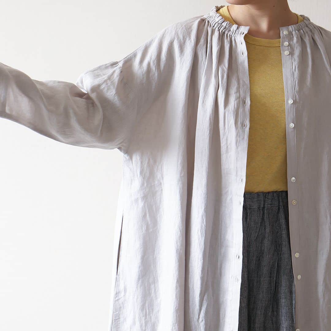 KOZLIFEさんのインスタグラム写真 - (KOZLIFEInstagram)「さらっと一枚で着ても、重ね着でも、羽織っても◎何役にも活躍してくれます。  -登場のアイテム- HEAVENLY　襟ギャザーふんわりリネンワンピース ◎商品は当店トップページのリンクor画像をタップしてね。 ▶︎ @kozlife_tokyo  #KOZLIFE #japan #instahome #instagood #instadaily #instagood #Fashion #coordinate #ファッション #お買い物 #お買いもの #ワンピース #大人カジュアル #大人ナチュラル #丁寧な暮らし #暮らしを楽しむ #日々の暮らし #北欧 #暮らし #ベーシック #シンプル #シンプルライフ #シンプルデザイン #일본 #내부 #日本时尚 #日本時尚」4月29日 12時00分 - kozlife_tokyo