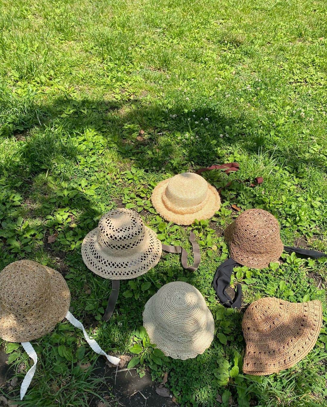 のインスタグラム：「夏素材ハットはぜひGW中に！  夏の帽子が合う日差しの日が増えてきましたね🌞 kaorinomoriもおすすめな透け感たっぷりの ラインナップが揃ってきています。  店頭とオンラインで新規入荷中。 ※ノピハットの入荷は今後を予定してます★  ぜひ店舗とオンラインでチェック✔︎ 店舗販売はOVERRIDE店舗でお取り扱いしてます。  ルミネエスト新宿/博多/ルミネ池袋/南堀江 横浜赤レンガ/神宮前/仙台/舞浜/川崎/ソラマチ　  #kaorinomori#hatstyling#staffstyling#ssfashion#springitem#カオリノモリ#ぼうし#帽子ブランド#帽子屋#帽子屋さん#帽子専門店#帽子女子#帽子アレンジ#帽子好きと繋がりたい#春コーディネート#春小物#カラフルコーデ#カラーコーディネート#ハット」