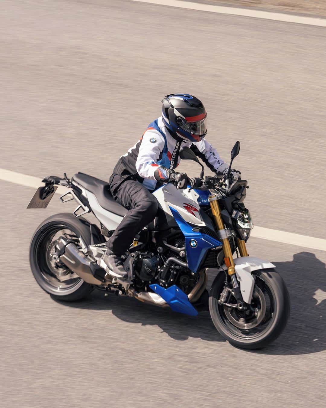 のインスタグラム：「#F900R が持つ高い精度と、それによって生み出される敏捷性あふれるレスポンスは、ライダーのアドレナリンを掻き立てるでしょう。  さあ、走り出しましょう。 #NeverStopChallenging  #MakeLifeARide #BMWMotorrad #BMWモトラッド #ネイキッドバイク」