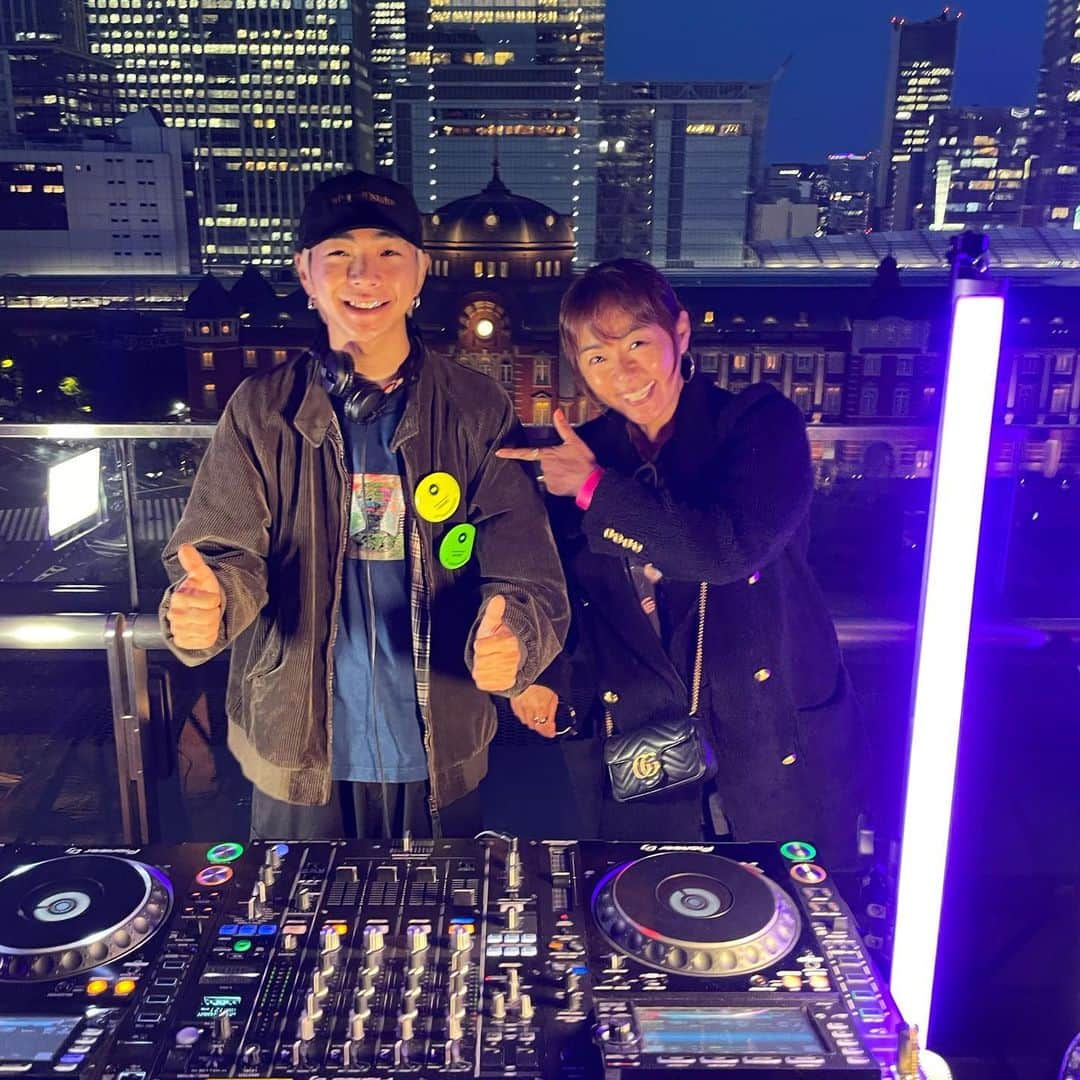 のインスタグラム：「丸の内HOUSE16周年パーティー🎉㊗️ @marunouchi_house   ルイが　@lui_hirano  DJするっていうから、お祝い🥂かねて行ってきたよ🙌🏼オムツしてる時から知ってるルイ、ホントこんなステキなメンズになってキュンキュンしちゃいました😍テラスから東京駅を眺めながら最高な音とお酒と仲間たちと、いい時間❗️  たくさんの人が集まってHOUSEのフロア全店舗フリーフードを楽しみながら、お酒が進んじゃうっ🍷久しぶりにお会いしたみなさま、ありがとうございました🤍  さとじー、玉さん、丸の内HOUSE16周年おめでとうございます👏🏼👏🏼  #丸の内house  #marunouchihouse16th_anniversary  #おめでとう  #東京駅  #tokyo  #景色最高  #パーティー大好き」