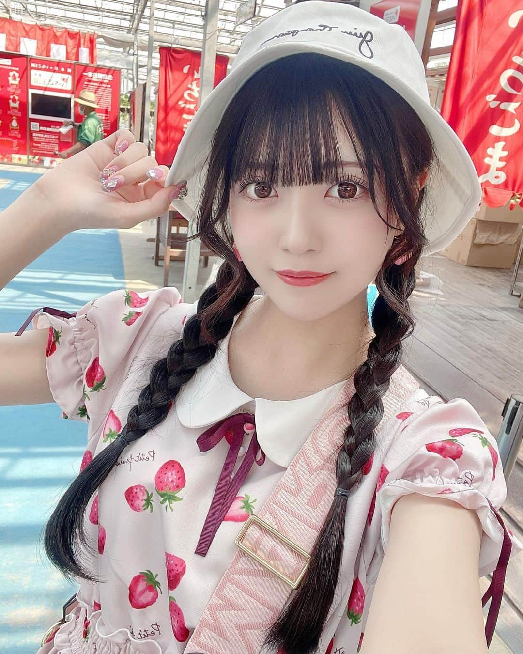 椎名音心のインスタグラム：「・ どっか楽しいとこ行きたいな🥺💗 GWなにするの〜？ ・ ・ ・ #アイドル #地下アイドル #自撮り #自撮り界隈 #自撮り女子 #いちご狩り #いちご狩りコーデ #gw旅行 #バケハコーデ #バケハ #バケハ女子 #みつあみ #三つ編みアレンジ #三つ編み」