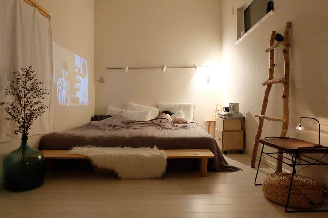ムクリ［mukuri］さんのインスタグラム写真 - (ムクリ［mukuri］Instagram)「「癒しとコミュニケーションをいざなう寝室」白樺の家具の作り方をご紹介  雰囲気が素敵で 一度見たら忘れられない寝室。 なんと、実はもとは車庫だったそうです。  1日の疲れを取る特別な場所だからこそ、 家での時間を大切にする北欧の生活スタイルへ。  本編はそんな寝室にある 「白樺を使ったインテリア」のDIYについて ご紹介いただきました。  こども達が安らぐ姿印象的ですね。 DIYの詳しい説明も掲載していますし、 寝室をちょっと雰囲気を変えるだけで 違った空間になります。 ぜひ参考にしてみてください。  ▶︎ご紹介した読みもの https://mukuri.themedia.jp/posts/6225105  –––––––––––––––––– ムクリ公式アカウントでは くらしの中にある"好き"や"コダワリ"を毎日お届け。  インテリア、整理収納から家づくりなど 日常で参考になる情報から サラッと読める短編コラムまで ご紹介していますのでフォローしてぜひご覧ください。 ▶︎ @mukuri_official ・  「 #ムクリ 」のタグもいつも楽しく拝見しています☺️  オリジナルブランドは @daily_mukuri  くらしの中にあったらいいいな、 そんな商品を企画・制作、集めています。 ––––––––––––––––––  #DIY #インテリア #田舎暮らし #こどものいる暮らし #寝室 #こどもと暮らす #暮らし #くらしの編集 #ムクリ」4月29日 12時05分 - mukuri_official