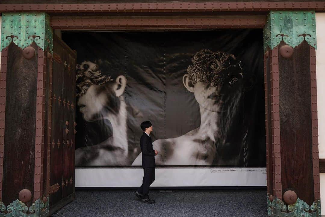 Harper's BAZAAR Japanさんのインスタグラム写真 - (Harper's BAZAAR JapanInstagram)「【吉沢亮がKYOTOGRAPHIE 2023へ、ディオール特別協力の写真家 高木由利子の個展に魅せられて】  京都市内に点在する寺社や歴史的建造物、モダンな近現代建築の空間を会場に、国内外のアーティストたちによる重要作品や貴重な写真コレクションを鑑賞できる写真祭「KYOTOGRAPHIE 2023」が5月14日（日）まで開催されている。  ディオールは今回、写真家・高木由利子による、衣服にまつわる個展「PARALLEL WORLD」に特別協力。この個展に、ディオール ビューティー アンバサダーの吉沢亮が来場！  詳細は『ハーパーズ バザー』公式サイトの記事からチェック🔗  @diorbeauty  @dior  #KYOTOGRAPHIE  #吉沢亮 #yoshizawaryo」4月29日 12時06分 - harpersbazaarjapan