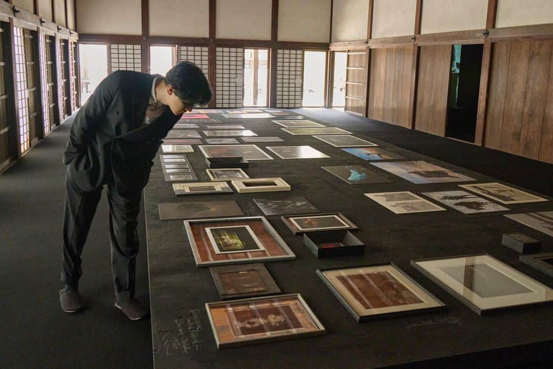 Harper's BAZAAR Japanさんのインスタグラム写真 - (Harper's BAZAAR JapanInstagram)「【吉沢亮がKYOTOGRAPHIE 2023へ、ディオール特別協力の写真家 高木由利子の個展に魅せられて】  京都市内に点在する寺社や歴史的建造物、モダンな近現代建築の空間を会場に、国内外のアーティストたちによる重要作品や貴重な写真コレクションを鑑賞できる写真祭「KYOTOGRAPHIE 2023」が5月14日（日）まで開催されている。  ディオールは今回、写真家・高木由利子による、衣服にまつわる個展「PARALLEL WORLD」に特別協力。この個展に、ディオール ビューティー アンバサダーの吉沢亮が来場！  詳細は『ハーパーズ バザー』公式サイトの記事からチェック🔗  @diorbeauty  @dior  #KYOTOGRAPHIE  #吉沢亮 #yoshizawaryo」4月29日 12時06分 - harpersbazaarjapan