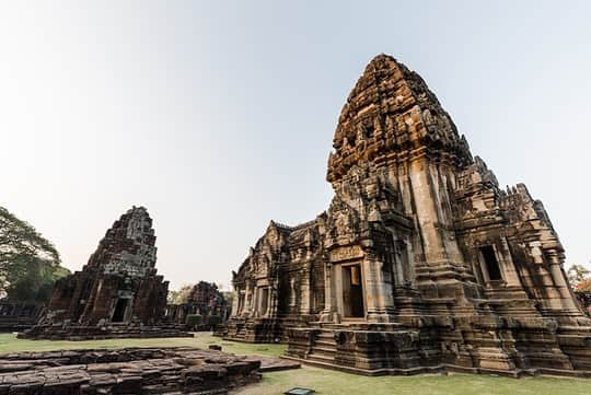 タイ国政府観光庁さんのインスタグラム写真 - (タイ国政府観光庁Instagram)「. ༉‧₊˚ 🇹🇭わざわざ行きタイ旅！ ⠀ ⋯⋯⋯⋯⋯⋯⋯⋯⋯⋯⋯⋯✈  毎週土曜日は、まだあまり知られていないタイの地方都市をご紹介♪  今回は南イサーンへ✨  タイの東北部は「イサーン」と呼ばれていて、豊かな自然に恵まれた広大なエリアで今なお昔ながらの生活をおくる地域も多くあり、“タイの原風景に出合える場所”と言われることも🌾  南イサーンは、ナコーンラーチャシーマー県、ブリーラム県、シーサケート県、スリン県、ウボンラーチャターニー県、ヤソートーン県、アムナートチャルーン県、チャイヤプーム県の合計8つの県を有しています🗺  代表的な名所は、国内最大規模のクメール遺跡が残るナコーンラーチャシーマー県にある「ピマーイ歴史公園」や、ブリーラム県にあるパノムルン歴史公園❗️どちらも、クメール建築の遺跡が数多く存在する神秘的な場所です😮✨  さらに、伝統文化を継承する村々が点在し、タイ屈指の品質を誇るシルク村「パクトンチャイ・シルク村」や「ターサワン・シルク村」では、職人技が生み出す見事な手仕事の産物に出合うことができます👏  “象の町”と言われるスリン県で訪れたいのは「バーン・タークラン・エレファントビレッジ」🐘象たちと触れ合うこともでき、子象の可愛らしい姿を間近で見られるのはタイならではの貴重な体験になるはず💕  イサーン地方の郷土料理「イサーン料理」に舌鼓を打つことも南イサーンでやりたいことのひとつ🍽ソムタム(青パパイヤのサラダ)やラープ(ひき肉とハーブの和え物)、ガイヤーン(鶏の炭火焼)などの料理をもち米を蒸したカオニヤオと一緒に食べるイサーン料理✨スリン県とブリーラム県はジャスミン米の名産地でもあるので、香り高いジャスミン米もぜひ堪能してみてくださいね🌾✨  ☆「行ってみたい！」：いいね❤をタップ ★「参考になった！」：保存ボタン🔖をタップ  #タイ #イサーン #南イサーン #ウボンラーチャターニー #ブリーラム #スリン #イサーン #タイ遺跡  #イサーン料理  #こんなタイ知らなかった #もっと知りタイ #はじめてのタイ #タイ旅行 #旅好きな人と繋がりたい #旅行好きな人と繋がりたい #海外旅行 #thailand #isan #ubonratchathani #buriram #srin #isanfood #amazingthailand #thailandtravel #thailandtrip #thaistagram #lovethailand #amazingnewchapters #unseenthailand #hiddengems」4月29日 18時00分 - amazingthailandjp