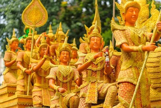 タイ国政府観光庁さんのインスタグラム写真 - (タイ国政府観光庁Instagram)「. ༉‧₊˚ 🇹🇭わざわざ行きタイ旅！ ⠀ ⋯⋯⋯⋯⋯⋯⋯⋯⋯⋯⋯⋯✈  毎週土曜日は、まだあまり知られていないタイの地方都市をご紹介♪  今回は南イサーンへ✨  タイの東北部は「イサーン」と呼ばれていて、豊かな自然に恵まれた広大なエリアで今なお昔ながらの生活をおくる地域も多くあり、“タイの原風景に出合える場所”と言われることも🌾  南イサーンは、ナコーンラーチャシーマー県、ブリーラム県、シーサケート県、スリン県、ウボンラーチャターニー県、ヤソートーン県、アムナートチャルーン県、チャイヤプーム県の合計8つの県を有しています🗺  代表的な名所は、国内最大規模のクメール遺跡が残るナコーンラーチャシーマー県にある「ピマーイ歴史公園」や、ブリーラム県にあるパノムルン歴史公園❗️どちらも、クメール建築の遺跡が数多く存在する神秘的な場所です😮✨  さらに、伝統文化を継承する村々が点在し、タイ屈指の品質を誇るシルク村「パクトンチャイ・シルク村」や「ターサワン・シルク村」では、職人技が生み出す見事な手仕事の産物に出合うことができます👏  “象の町”と言われるスリン県で訪れたいのは「バーン・タークラン・エレファントビレッジ」🐘象たちと触れ合うこともでき、子象の可愛らしい姿を間近で見られるのはタイならではの貴重な体験になるはず💕  イサーン地方の郷土料理「イサーン料理」に舌鼓を打つことも南イサーンでやりたいことのひとつ🍽ソムタム(青パパイヤのサラダ)やラープ(ひき肉とハーブの和え物)、ガイヤーン(鶏の炭火焼)などの料理をもち米を蒸したカオニヤオと一緒に食べるイサーン料理✨スリン県とブリーラム県はジャスミン米の名産地でもあるので、香り高いジャスミン米もぜひ堪能してみてくださいね🌾✨  ☆「行ってみたい！」：いいね❤をタップ ★「参考になった！」：保存ボタン🔖をタップ  #タイ #イサーン #南イサーン #ウボンラーチャターニー #ブリーラム #スリン #イサーン #タイ遺跡  #イサーン料理  #こんなタイ知らなかった #もっと知りタイ #はじめてのタイ #タイ旅行 #旅好きな人と繋がりたい #旅行好きな人と繋がりたい #海外旅行 #thailand #isan #ubonratchathani #buriram #srin #isanfood #amazingthailand #thailandtravel #thailandtrip #thaistagram #lovethailand #amazingnewchapters #unseenthailand #hiddengems」4月29日 18時00分 - amazingthailandjp